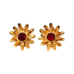 Orecchini vintage Ben Amun in tonalità oro con cristalli rossi, circa anni '80