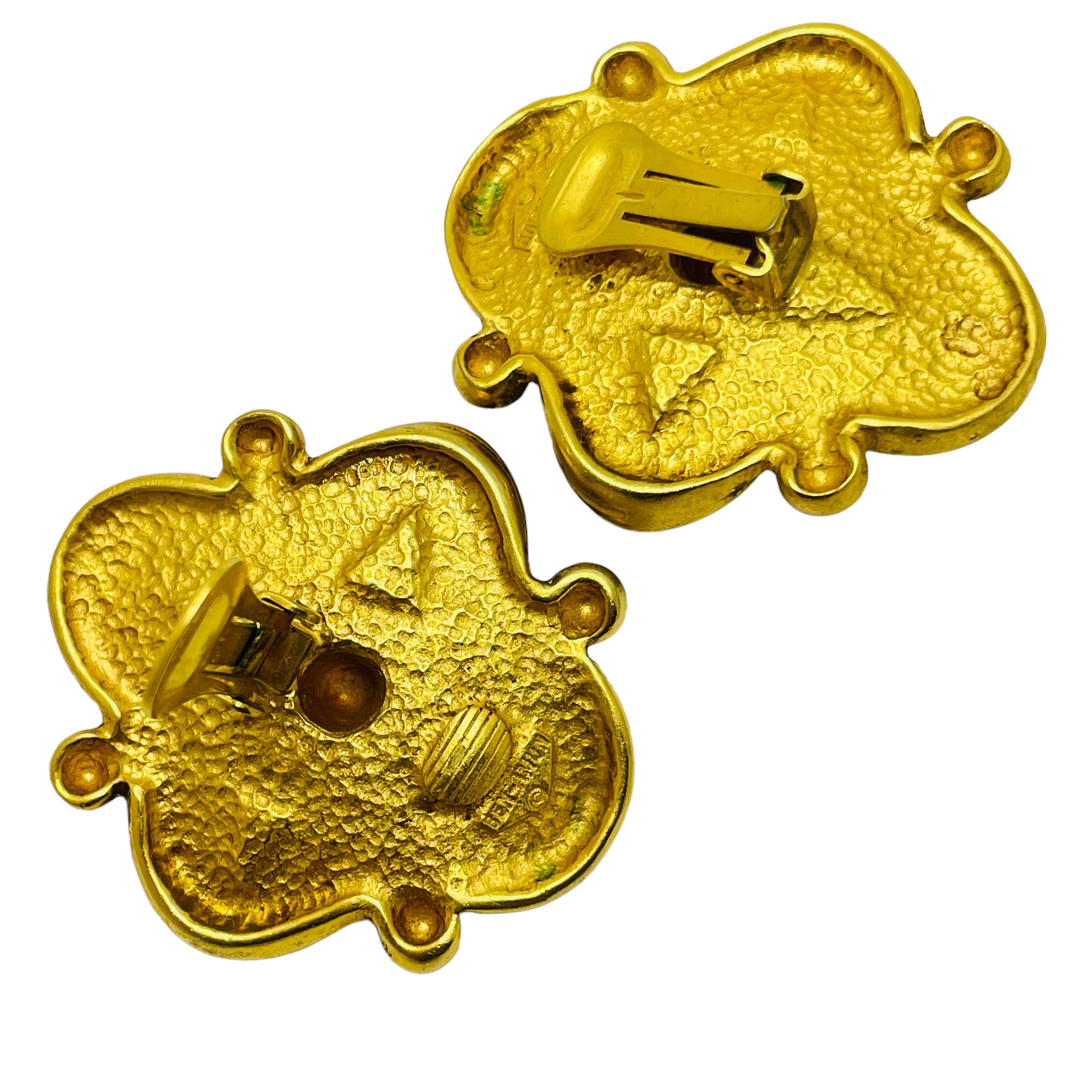 Vintage BEN AMUN signierte massive etruskische Designer-Ohrclips aus mattem Gold im Zustand „Gut“ im Angebot in Palos Hills, IL