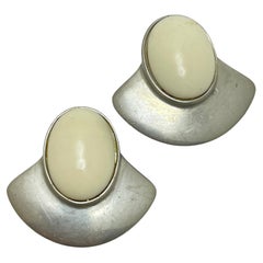 Boucles d'oreilles à clip vintage BEN AMUN signées en ton argenté.