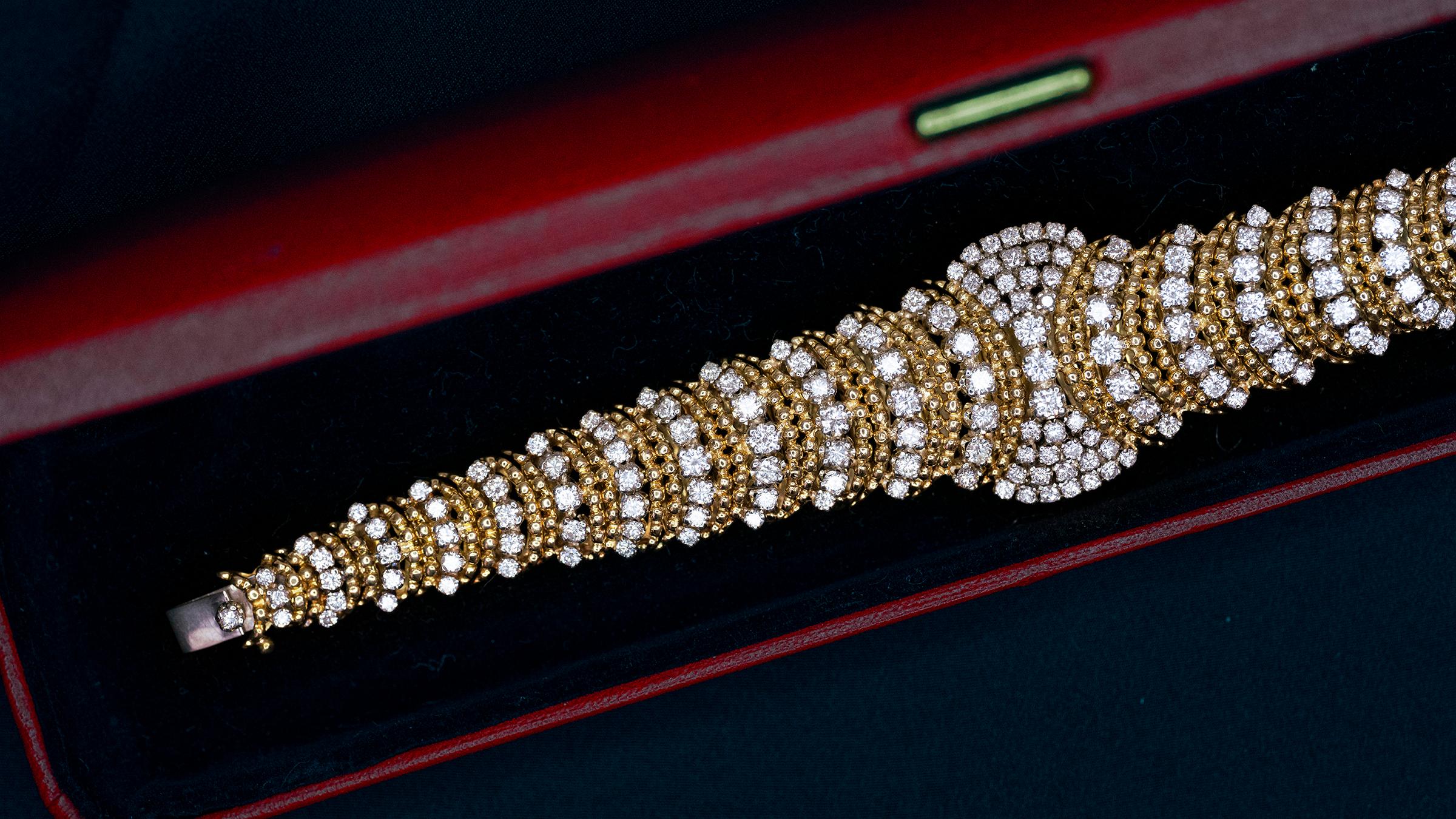 Ein atemberaubendes und exquisites Armband mit einer beeindruckenden 189  runde Diamanten im Brillantschliff von feiner Qualität mit einem Gesamtgewicht von etwa 8,50 Karat. In der Mitte dieses Schmuckstücks befindet sich ein wunderschöner