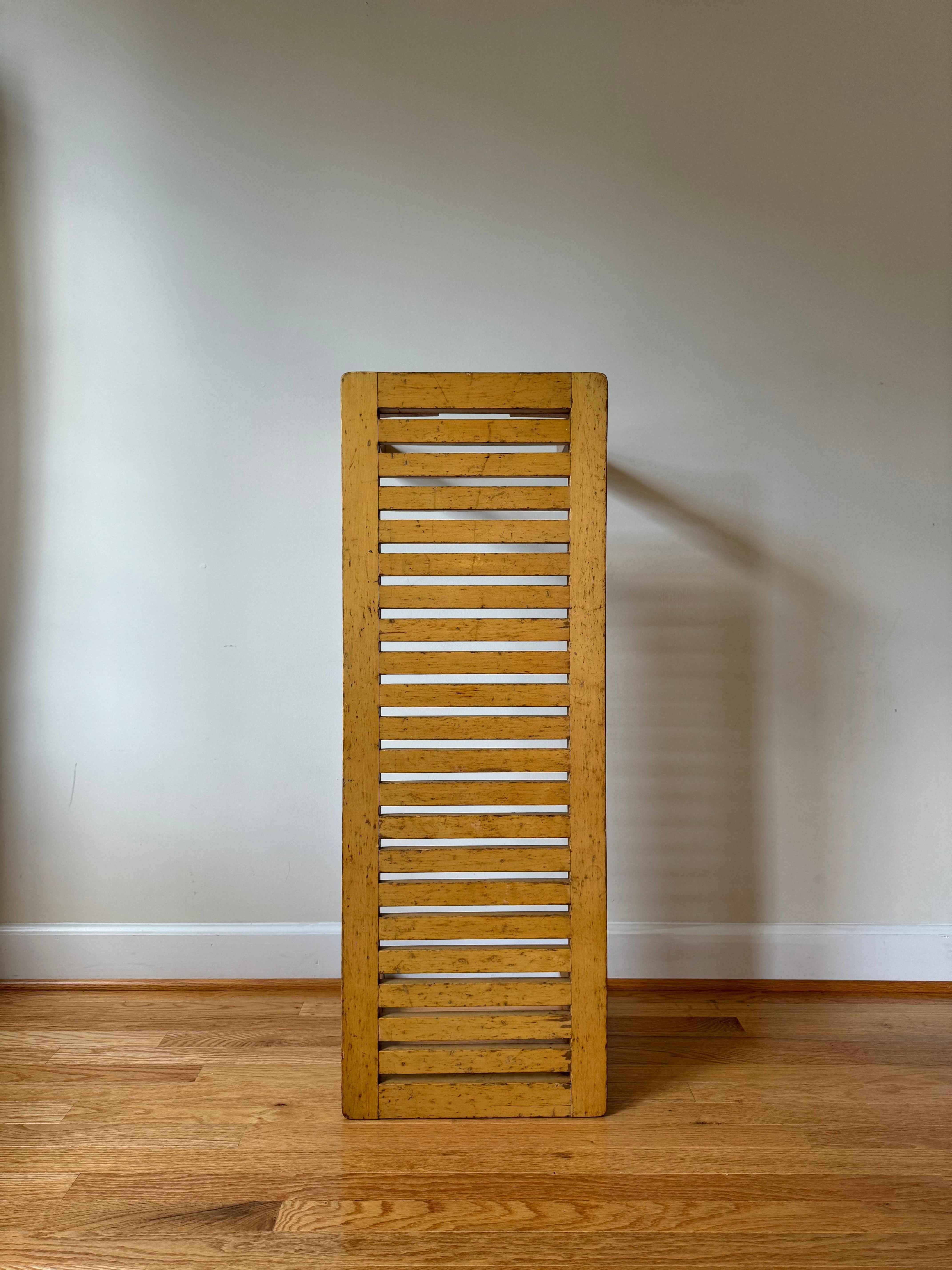 Bench 153 is lightweight, versatile, and equally at home in the public and private spheres. The seat is composed of solid birch wood and features vertical recesses that make the bench light and easy to move. 

Combining strength with the warm