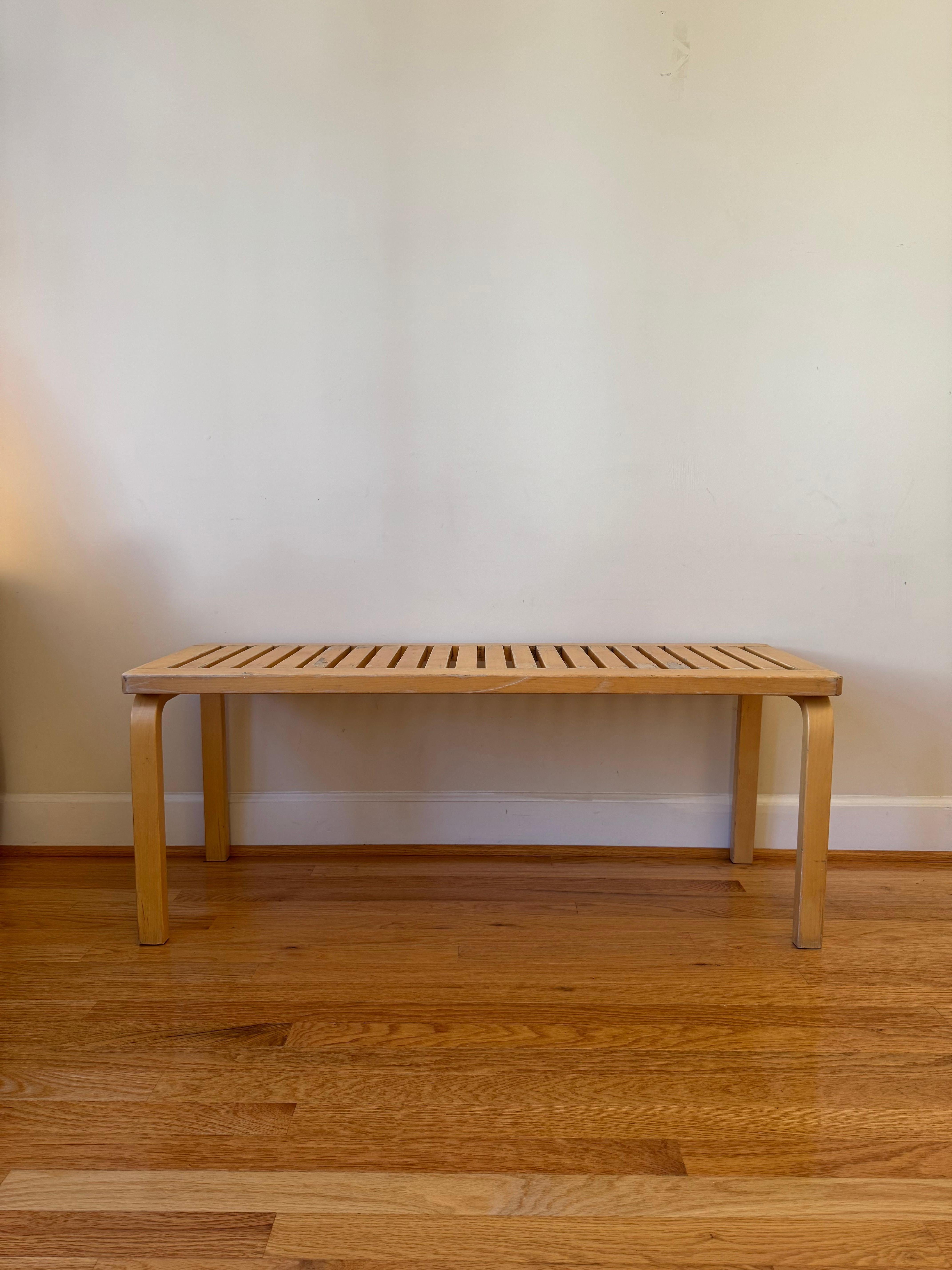 Bench 153 is lightweight, versatile, and equally at home in the public and private spheres. The seat is composed of solid birch wood and features vertical recesses that make the bench light and easy to move. 

Combining strength with the warm