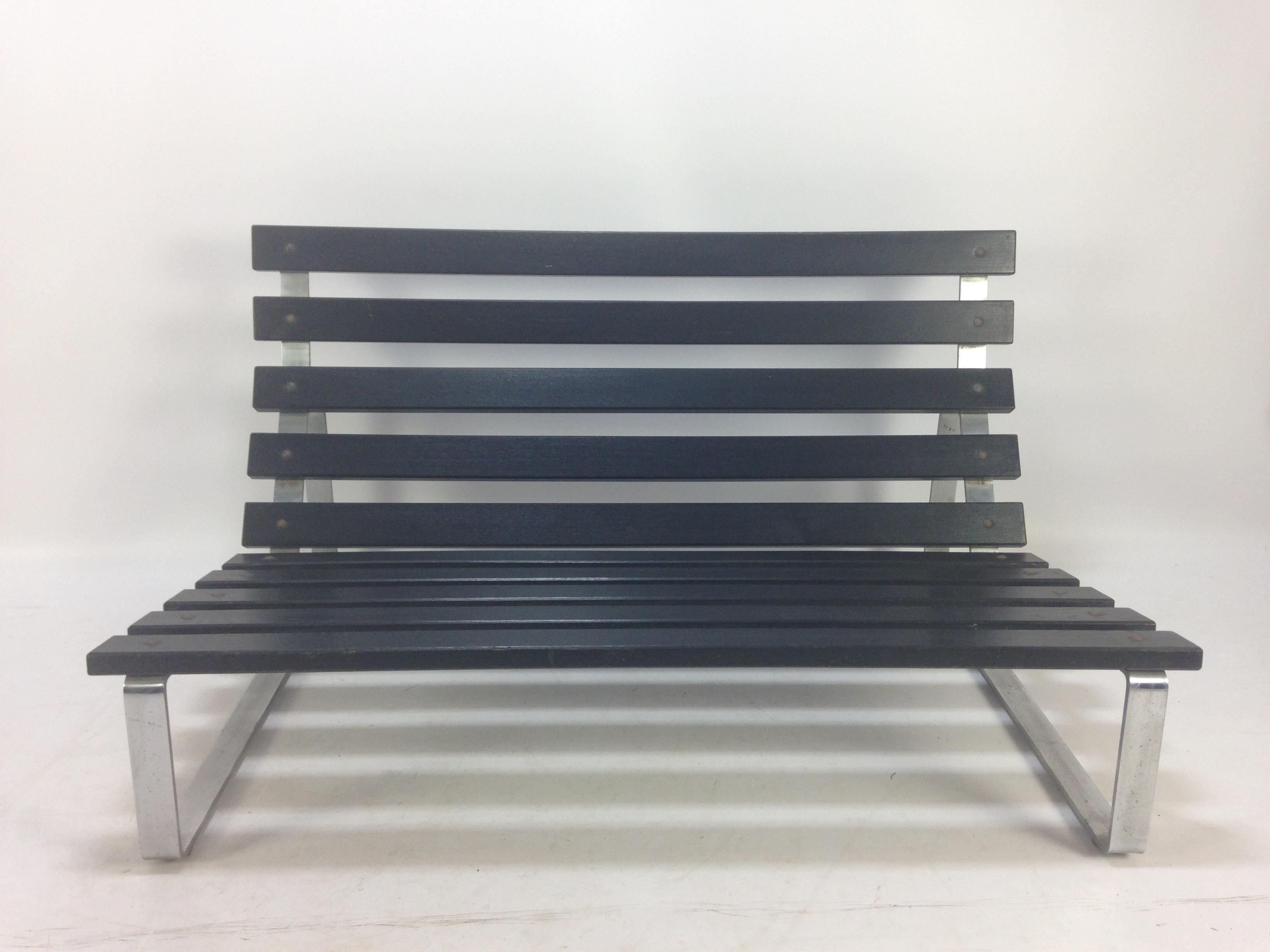 Very nice and solid bench, designed by Kho Liang Ie for Artifort in the 60's. Strong structure with wooden slats and steel. Can be used inside or outside.