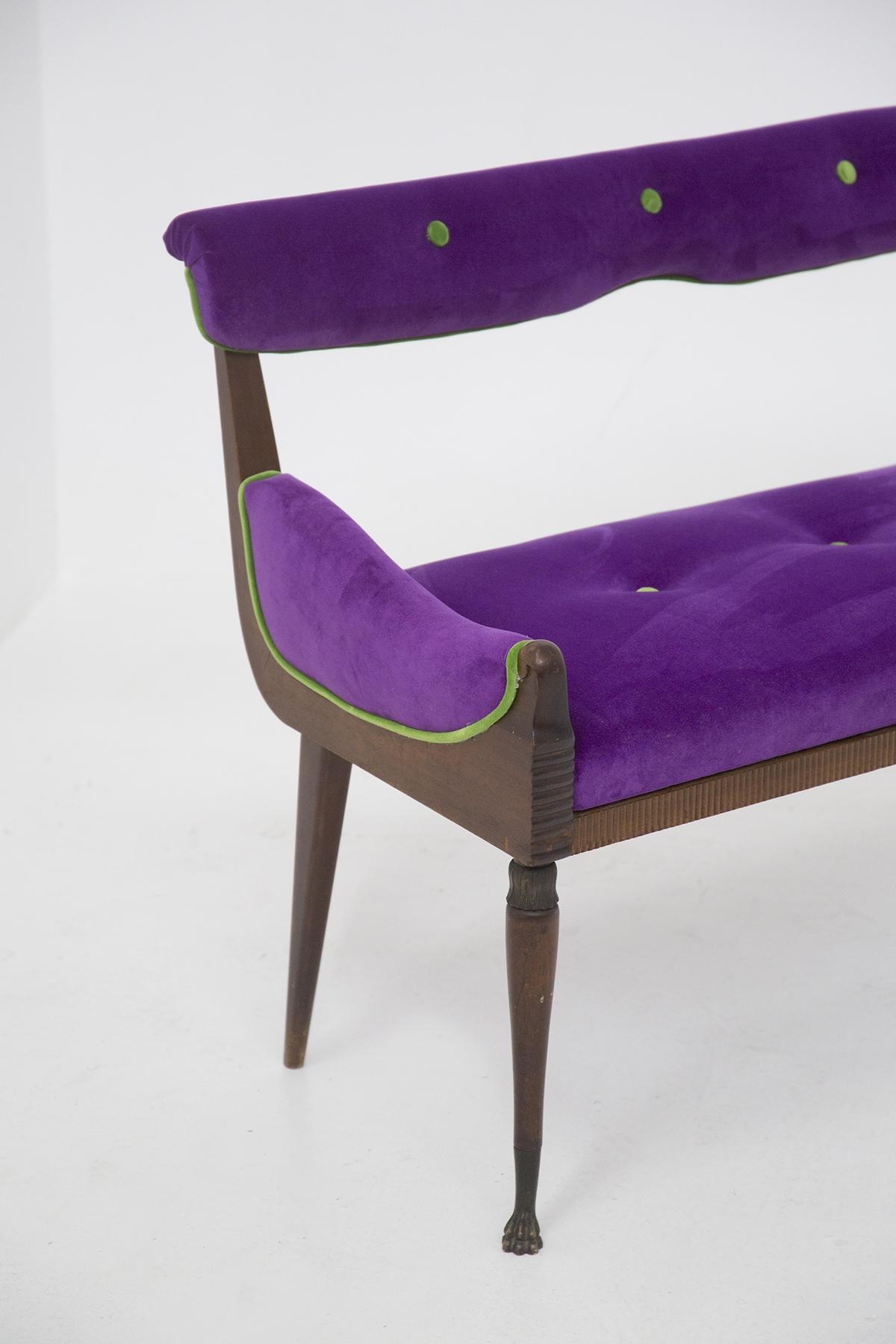 Wunderschöner Vintage-Sessel aus Holz und Samt, entworfen in den 1950er Jahren, hergestellt in Italien.
Die Bank hat ein Holzgestell mit 4 Beinen, die in gedrechselten, leicht gebogenen Messingfüßen enden. Die beiden Armlehnen sind maschinell