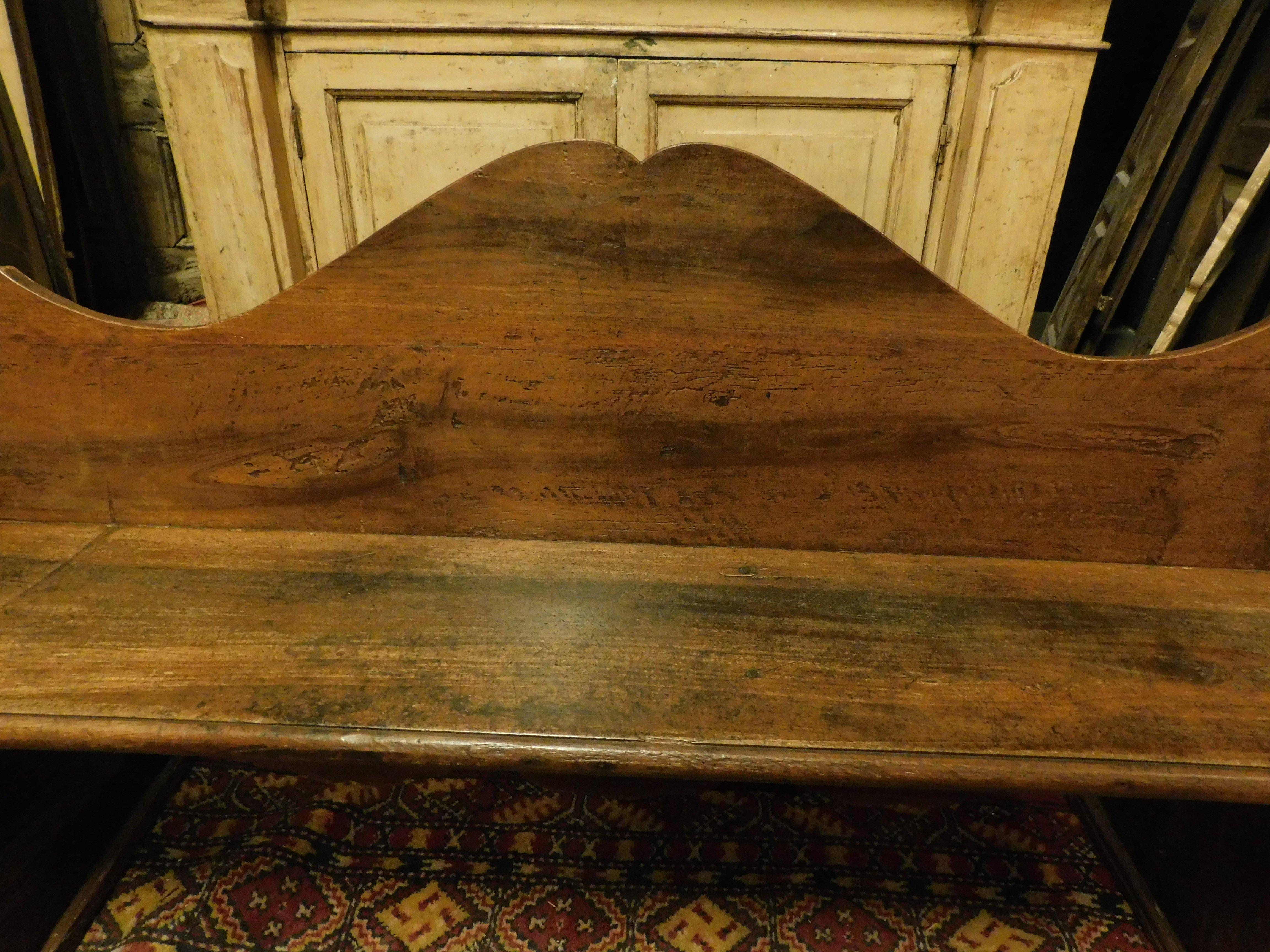 Vintage Bench in solid walnut wood, from Piedmont (Italy) In Good Condition For Sale In Cuneo, Italy (CN)