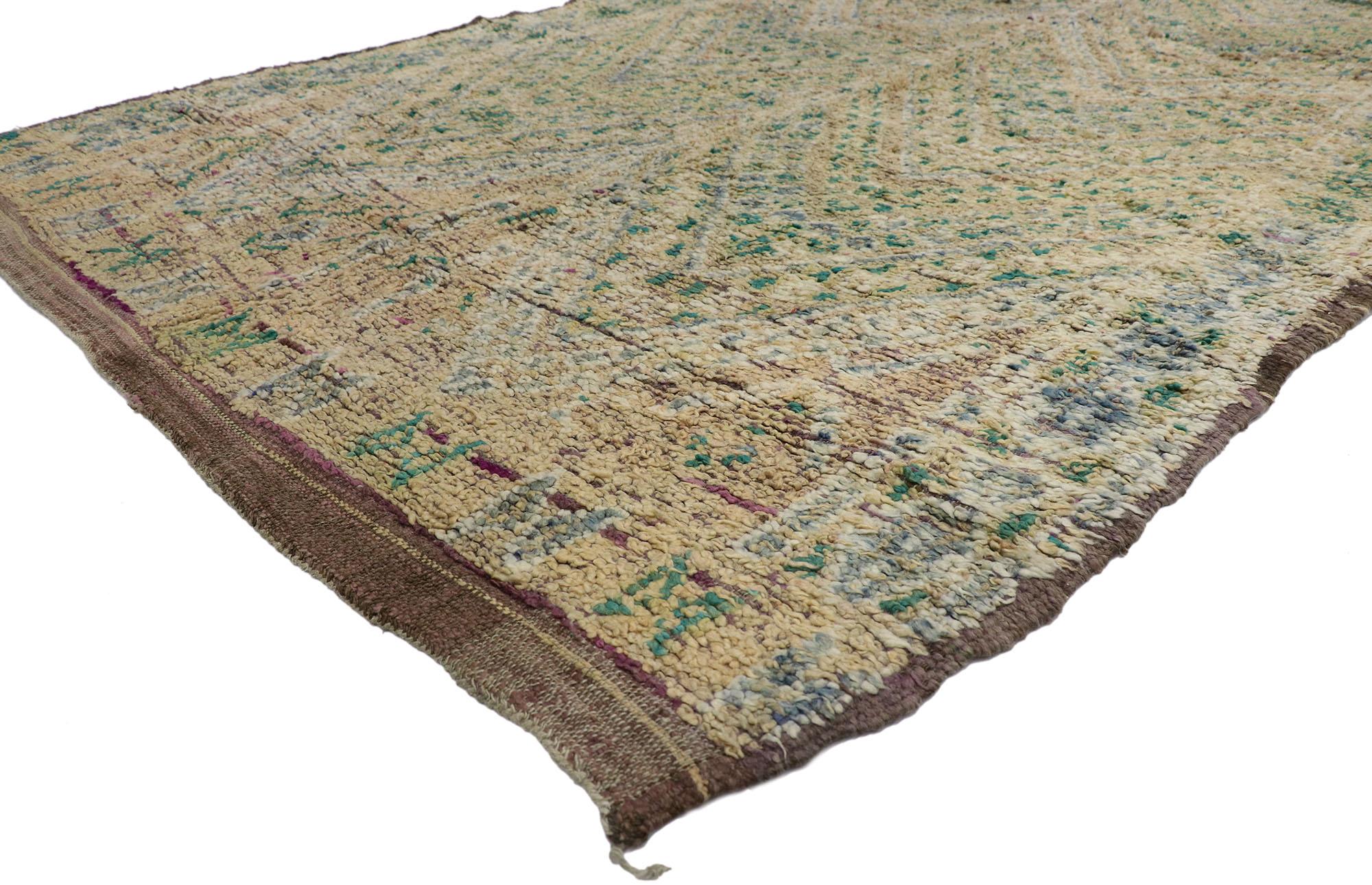 21450 Vintage Beni M'Guild Marokkanischer Teppich, 05'08 x 08'10
Dieser handgeknüpfte marokkanische Wollteppich im Vintage-Stil versprüht nomadischen Charme mit unglaublichen Details und Texturen und ist eine fesselnde Vision gewebter Schönheit. Das