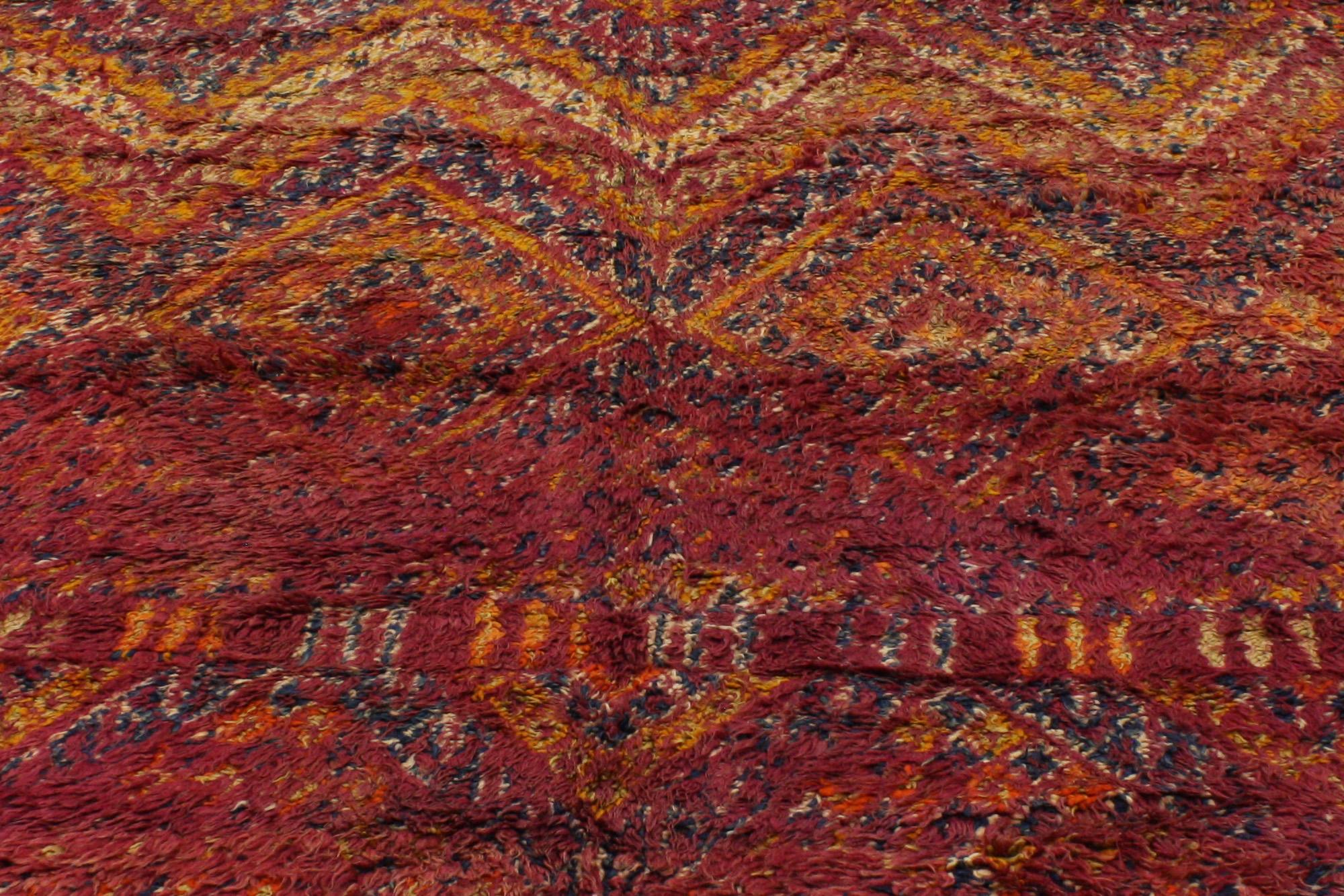 Marokkanischer Beni MGuild Vintage-Teppich im Maximalismus-Stil, Bohemian Meets Maximalismus (Handgeknüpft) im Angebot