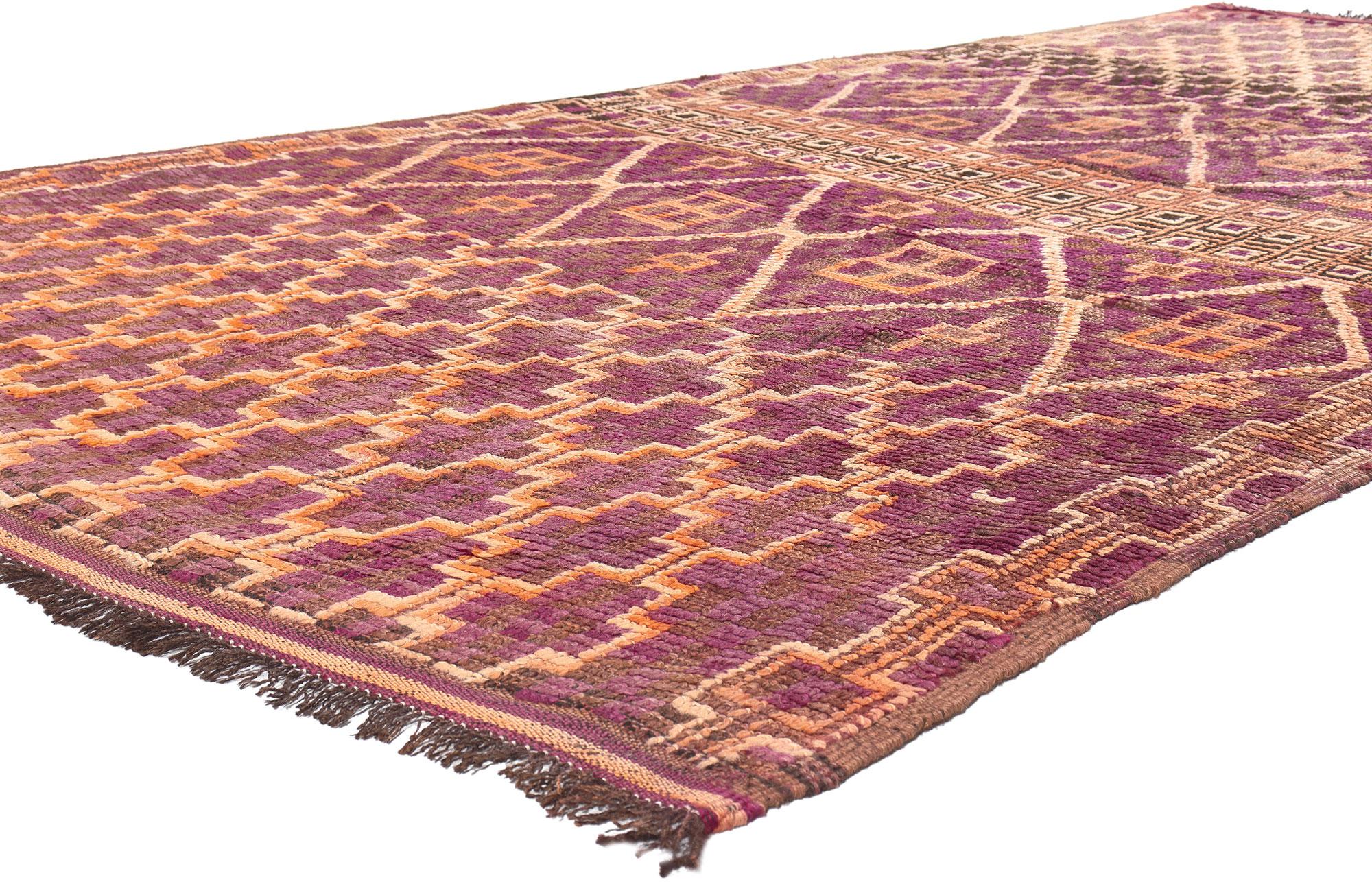20917 Vintage Lila Beni MGuild Marokkanischer Teppich, 06'01 x 13'01. Die Teppiche von Beni Mguild, die mit dem bezaubernden Fachwissen der Berberfrauen vom Stamm der Ait M'Guild im mystischen Atlasgebirge in Marokko gewebt wurden, werden für ihre
