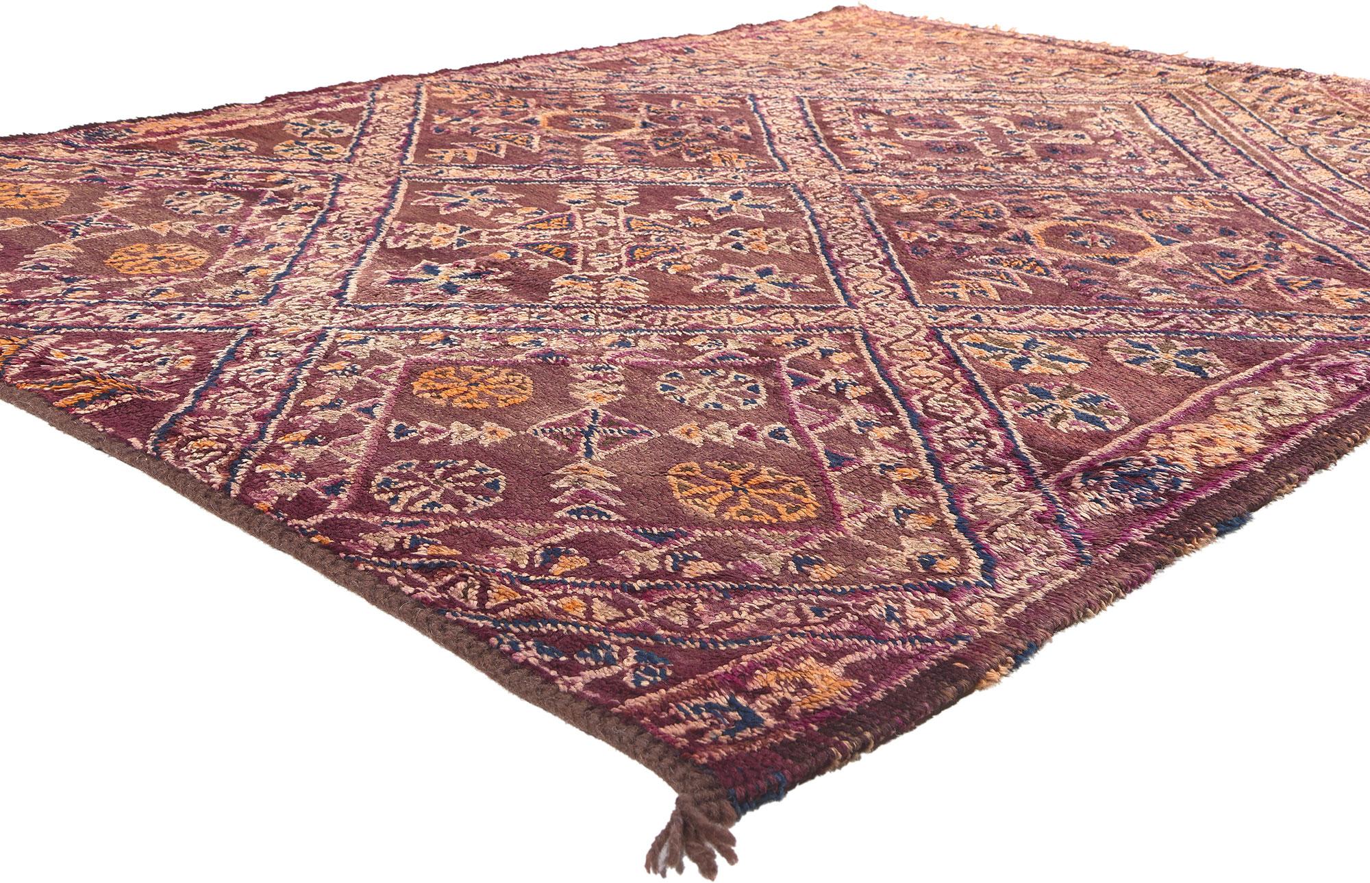 20319 Alfombra marroquí Vintage Purple Beni MGuild, 06'01 x 08'02. 
Embárcate en un viaje visual a través de la mística de la herencia marroquí con nuestra alfombra vintage Beni MGuild anudada a mano, una obra maestra que entrelaza a la perfección