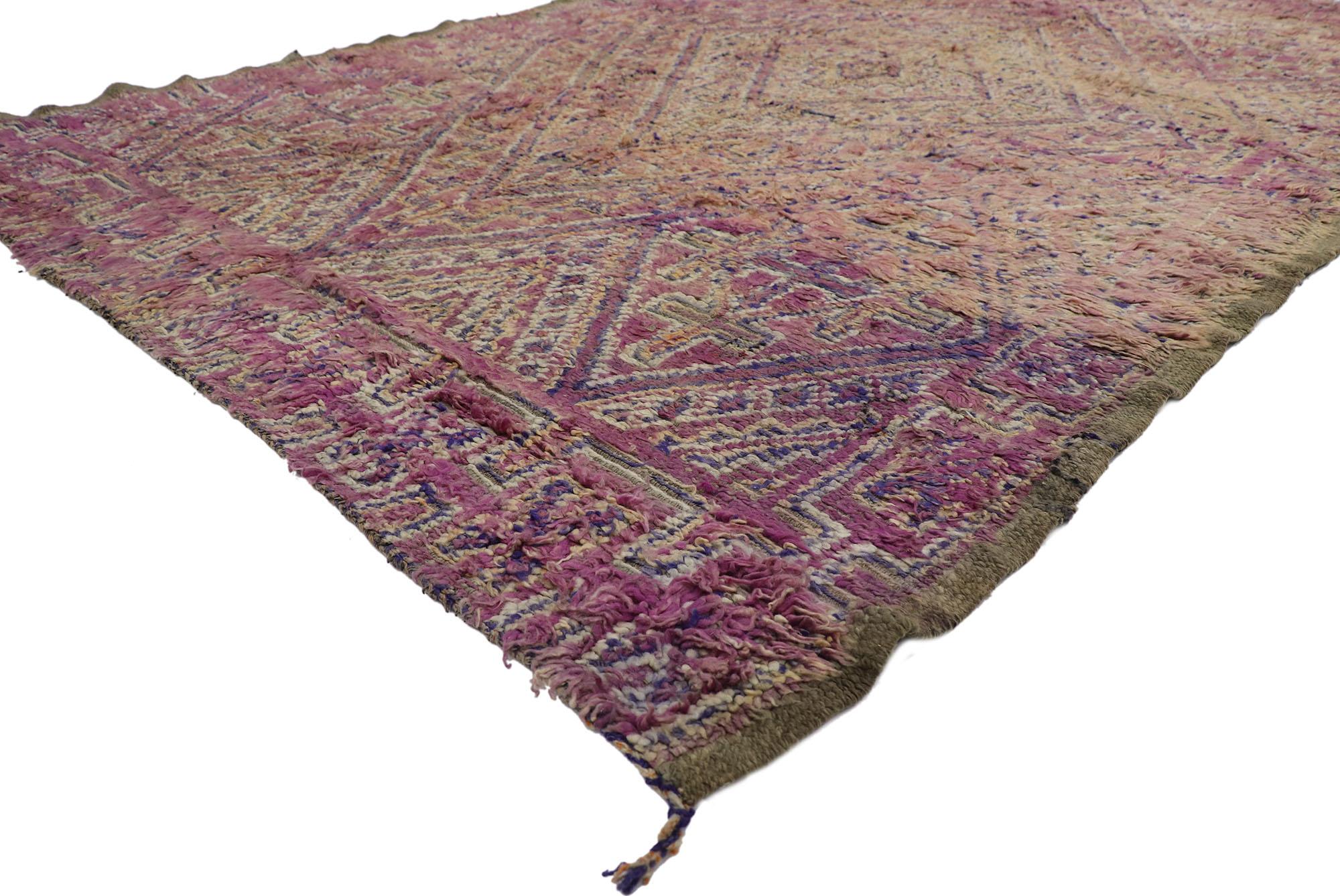 21435 Vintage Beni MGuild Marokkanischer Teppich, 06'01 x 09'10.
Boho-Luxus trifft auf Gemütlichkeit in diesem handgeknüpften marokkanischen Vintage-Teppich aus Wolle von Beni MGuild. Die unverwechselbaren Tribal-Elemente und skurrilen Farben, die