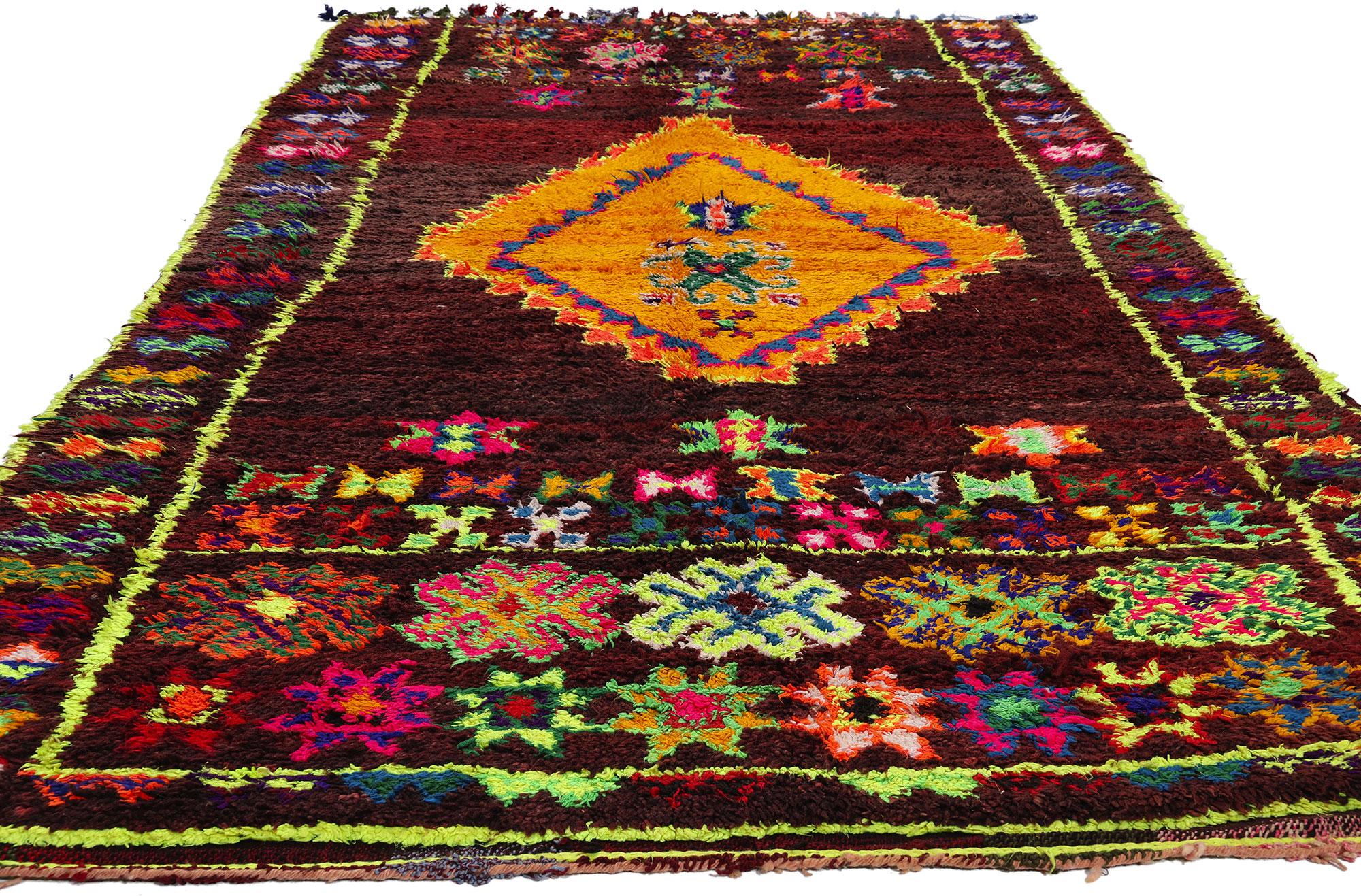 Vintage Beni MGuild Marokkanischer Teppich, kühner Boho-Stil trifft auf Maximalismus (Böhmisch) im Angebot