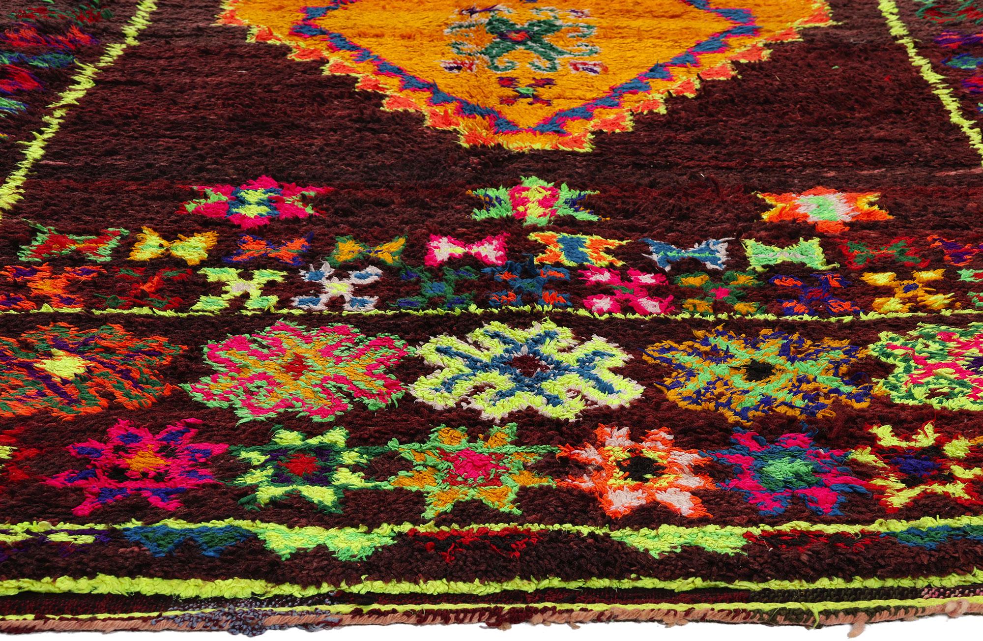 Vintage Beni MGuild Marokkanischer Teppich, kühner Boho-Stil trifft auf Maximalismus (Handgeknüpft) im Angebot