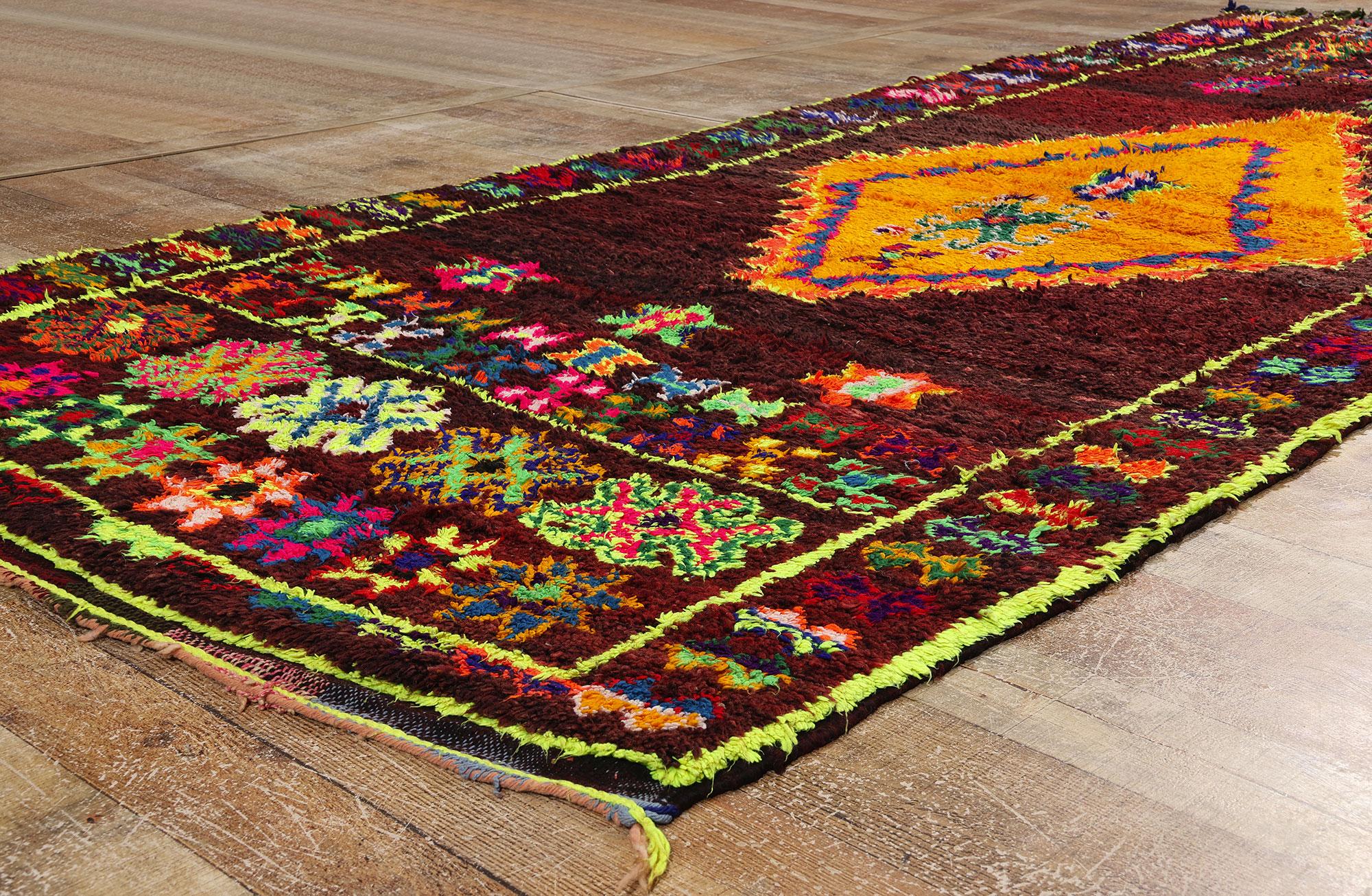 Vintage Beni MGuild Marokkanischer Teppich, kühner Boho-Stil trifft auf Maximalismus (Wolle) im Angebot