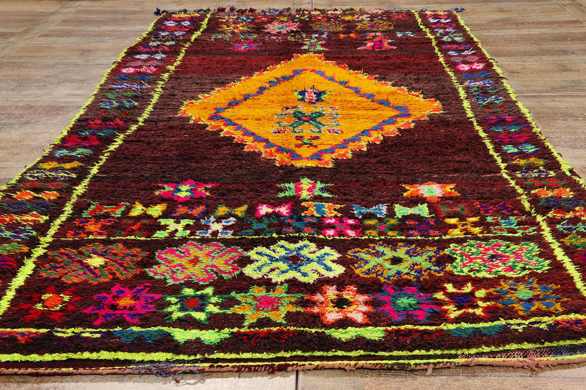 Vintage Beni MGuild Marokkanischer Teppich, kühner Boho-Stil trifft auf Maximalismus im Angebot 1