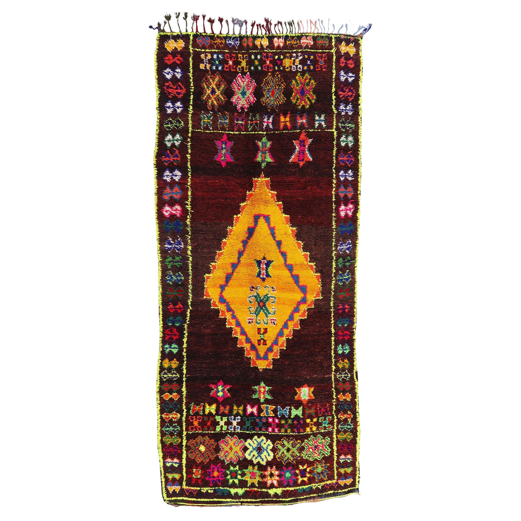Vintage Beni MGuild Marokkanischer Teppich, kühner Boho-Stil trifft auf Maximalismus