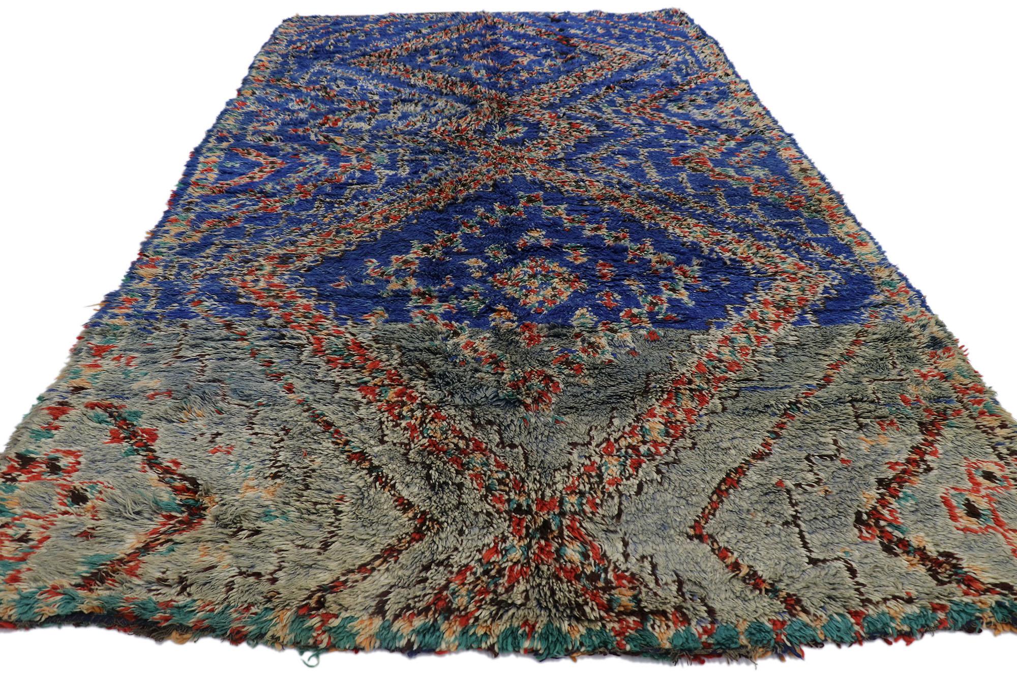 Marokkanischer Beni MGuild-Teppich im Vintage-Stil, Bold Boho Meets Midcentury Modern (Böhmisch) im Angebot