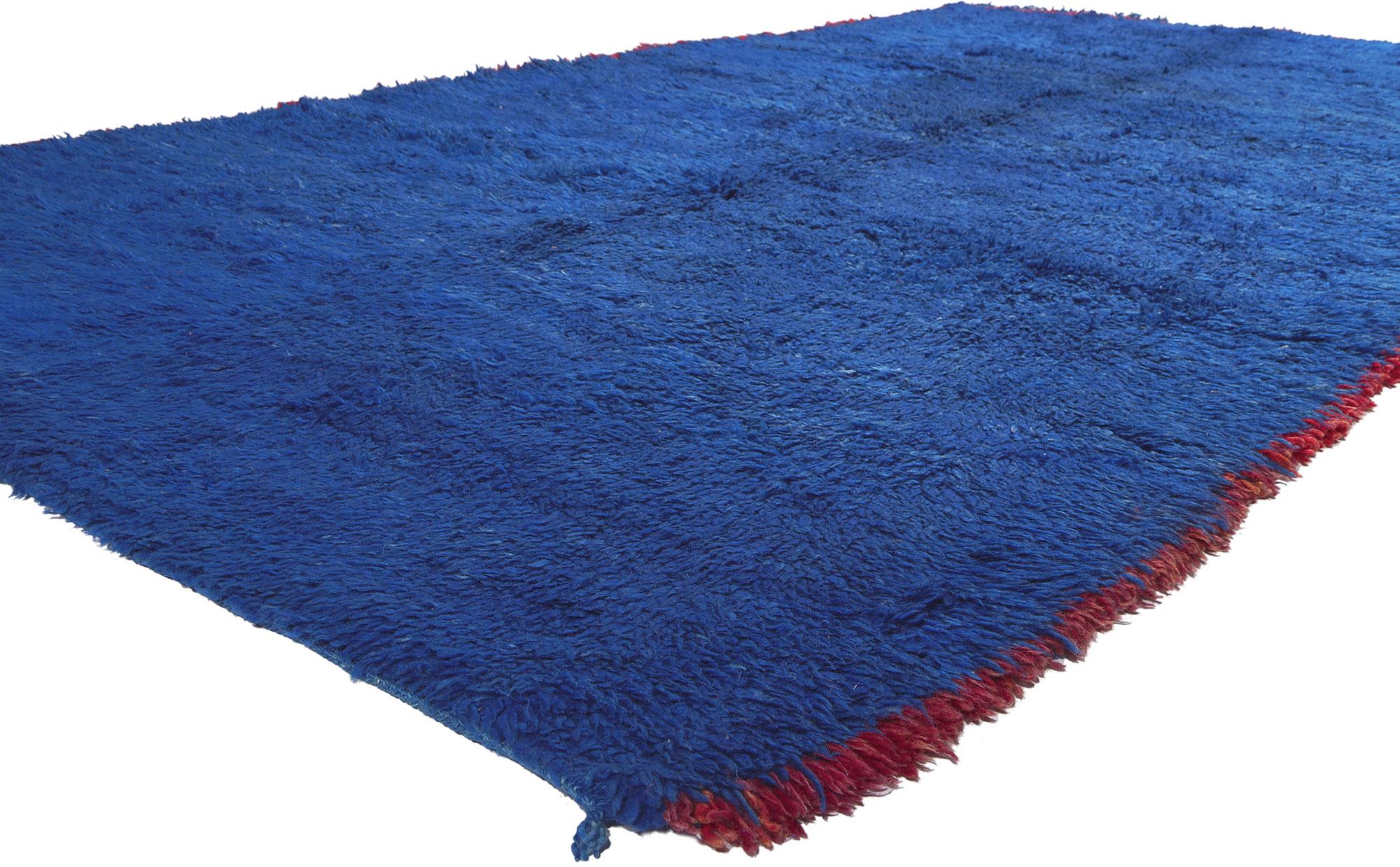 20643 Tapis marocain Beni MGuild bleu vintage, 06'08 x 12'07. Dans le monde serein de l'esthétique Shibui, voici ce tapis marocain Beni Rugs bleu vintage en laine nouée à la main - un chef-d'œuvre du Moyen Atlas central occidental, méticuleusement