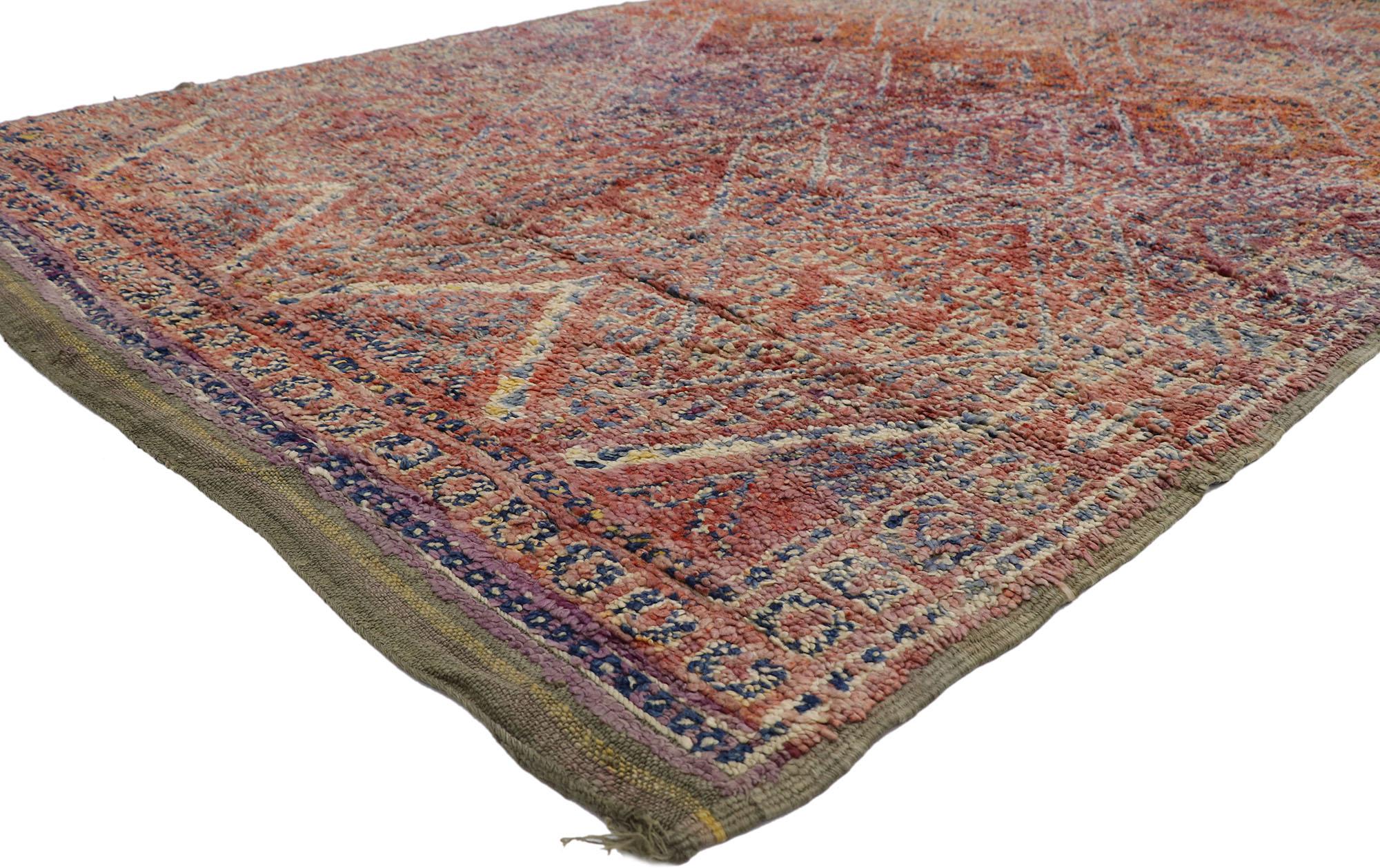 21432 Vintage Beni MGuild Marokkanischer Teppich, 06'03 x 10'00.
Dieser marokkanische Vintage-Teppich von Beni MGuild ist eine Mischung aus gemütlichem Nomaden- und schwülem Bohème-Stil. Das hochdekorative Gittermuster und die verführerische