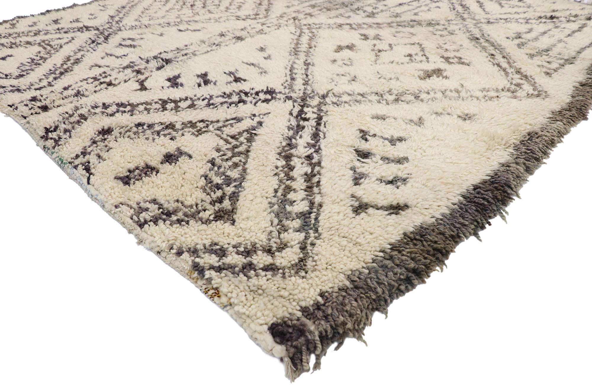20978 Vintage Beni M'Guild Marokkanischer Teppich mit organischem, modernem Stil, Quadratischer Marokkanischer Teppich 06'08 x 06'08. Dieser handgeknüpfte marokkanische Beni M'Guild-Teppich aus Wolle zeigt zwei vertikale Säulen, die aus