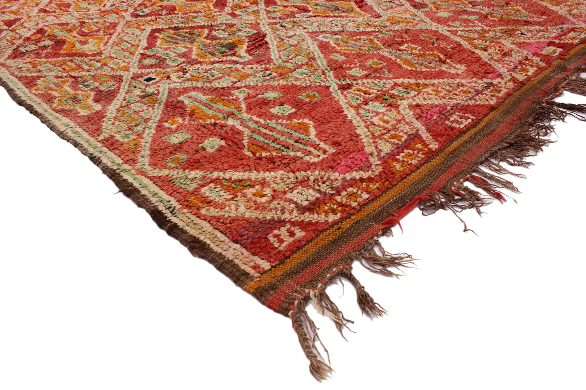 20262 Tapis marocain Beni MGuild rouge vintage, 05'11 x 08'04. Les tapis Beni M'Guild, originaires de la tribu Beni M'Guild nichée dans le Moyen Atlas marocain, représentent une tradition profondément ancrée dans la culture berbère. Fabriqués par
