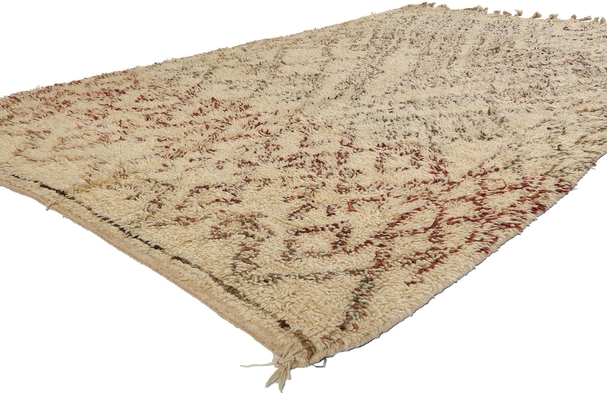 21750 Tappeto marocchino Beni MGuild, neutro, vintage, 05'04 x 08'09. I tappeti marocchini neutri Beni M'Guild si riferiscono tipicamente a tappeti caratterizzati da toni tenui o terrosi ispirati ai colori della natura e dei suoi paesaggi. Questi
