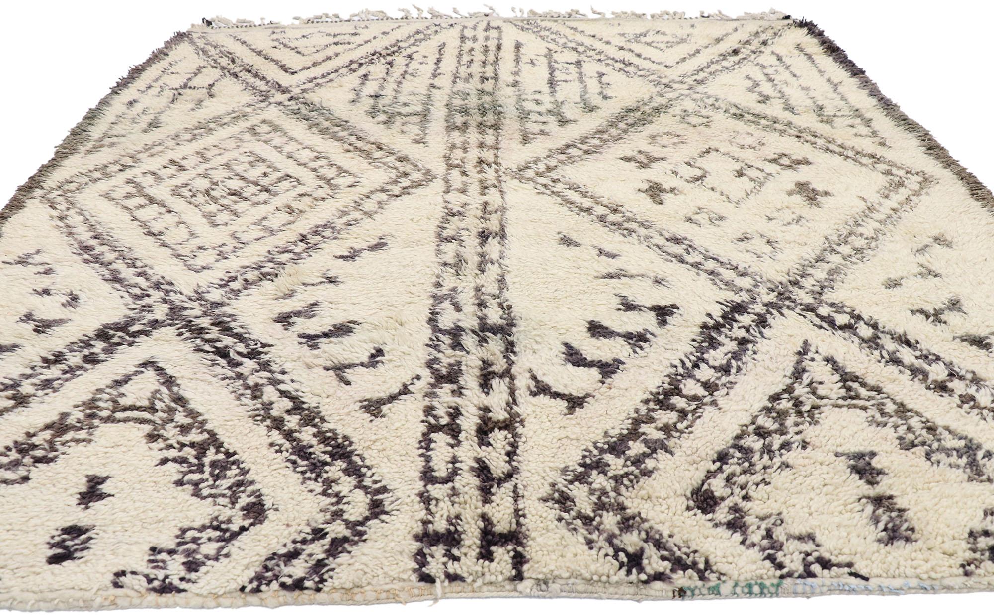 Vintage Beni M'Guild Marokkanischer Teppich mit organischem modernem Stil:: Quadratischer Marokkanischer Teppich (Moderne) im Angebot