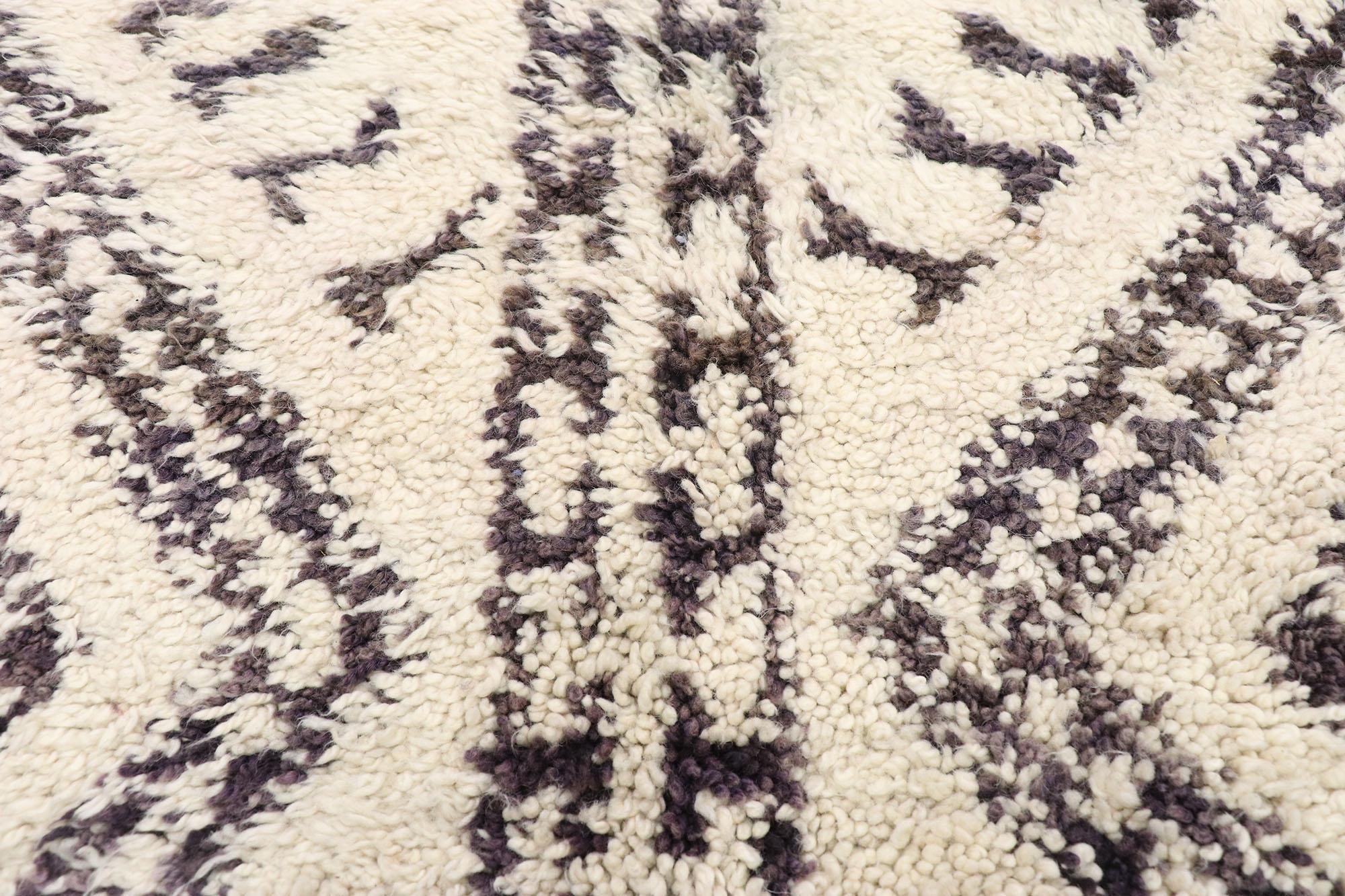 Vintage Beni M'Guild Marokkanischer Teppich mit organischem modernem Stil:: Quadratischer Marokkanischer Teppich (Handgeknüpft) im Angebot