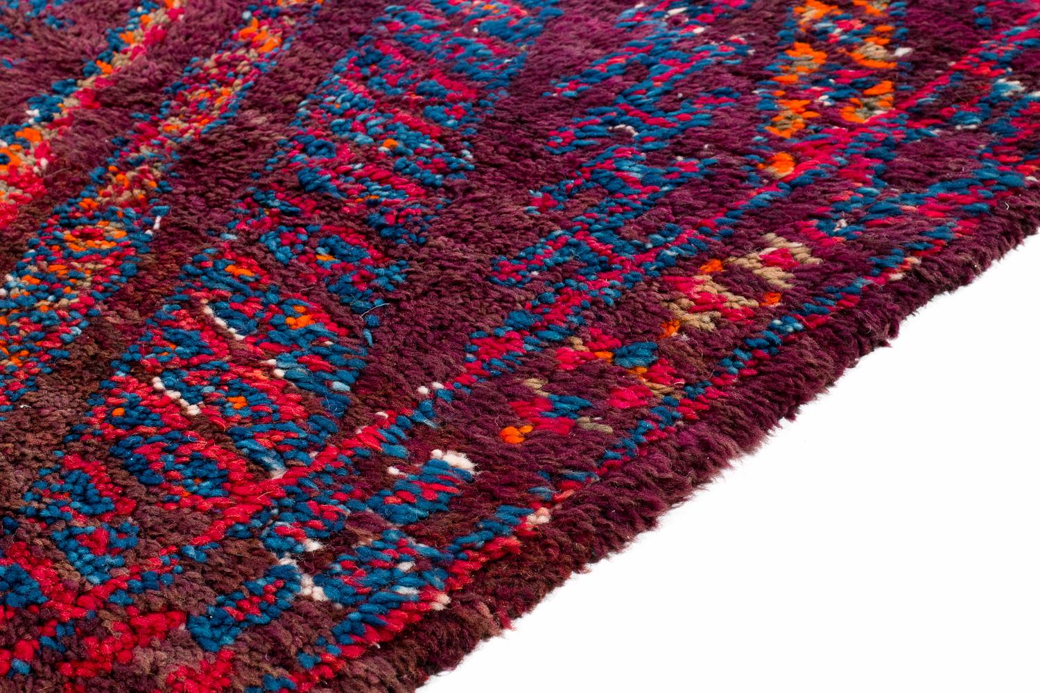 Antique Beni Mguild Moroccan Wool Shag Midcentury Vintage Chevron Area Rug In Excellent Condition For Sale In New York, NY