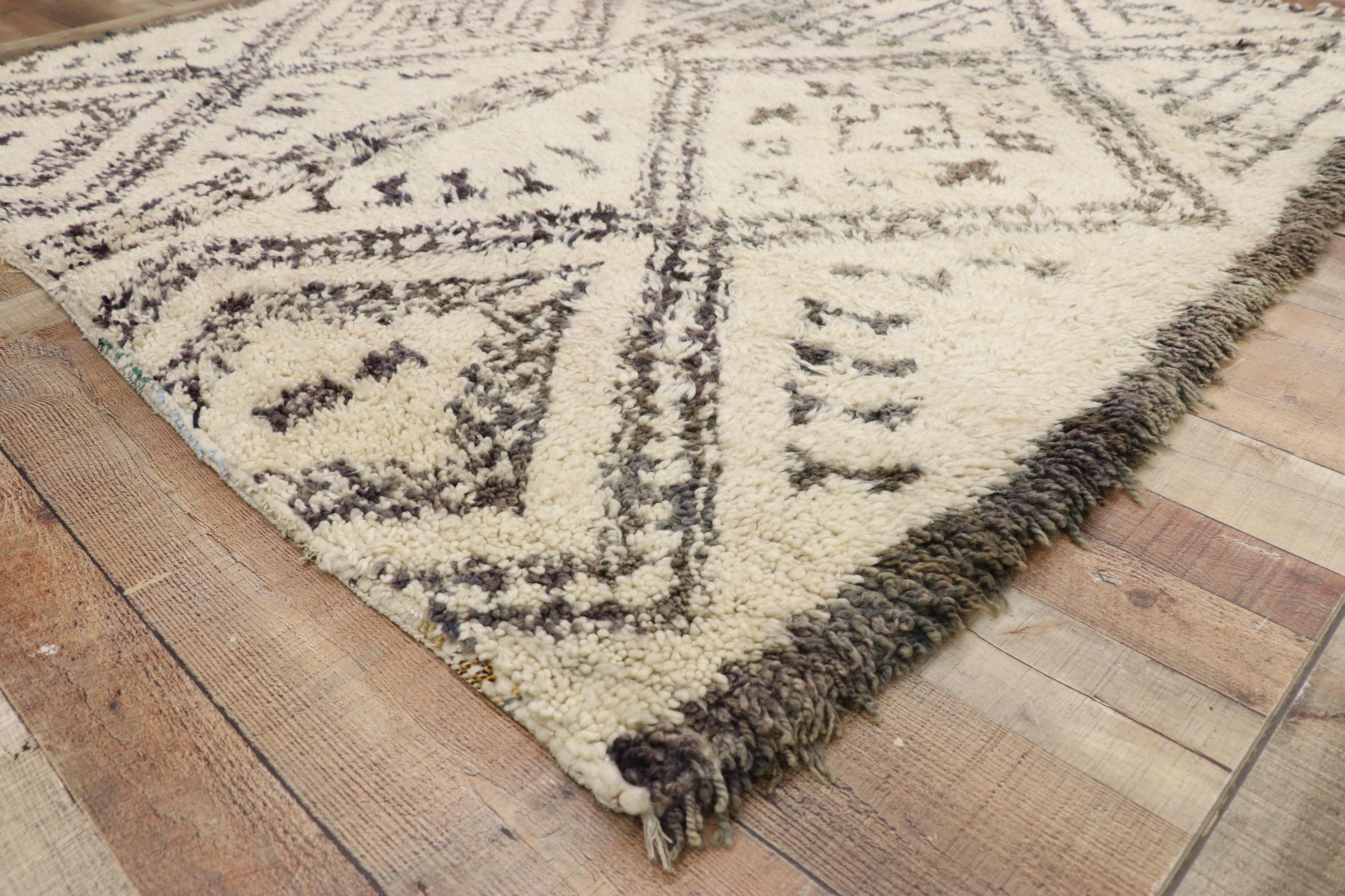 Vintage Beni M'Guild Marokkanischer Teppich mit organischem modernem Stil:: Quadratischer Marokkanischer Teppich (20. Jahrhundert) im Angebot