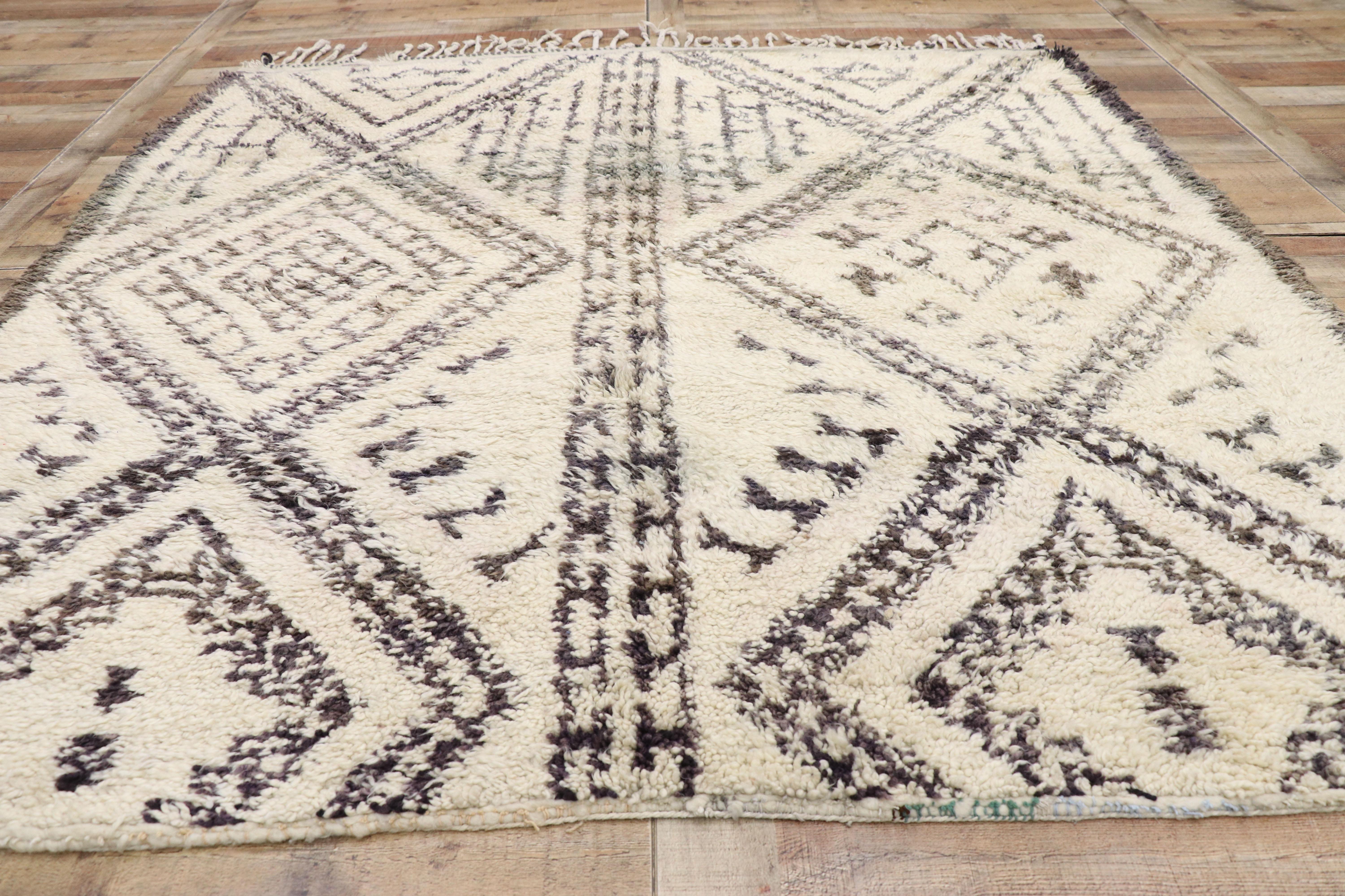 Vintage Beni M'Guild Marokkanischer Teppich mit organischem modernem Stil:: Quadratischer Marokkanischer Teppich (Wolle) im Angebot