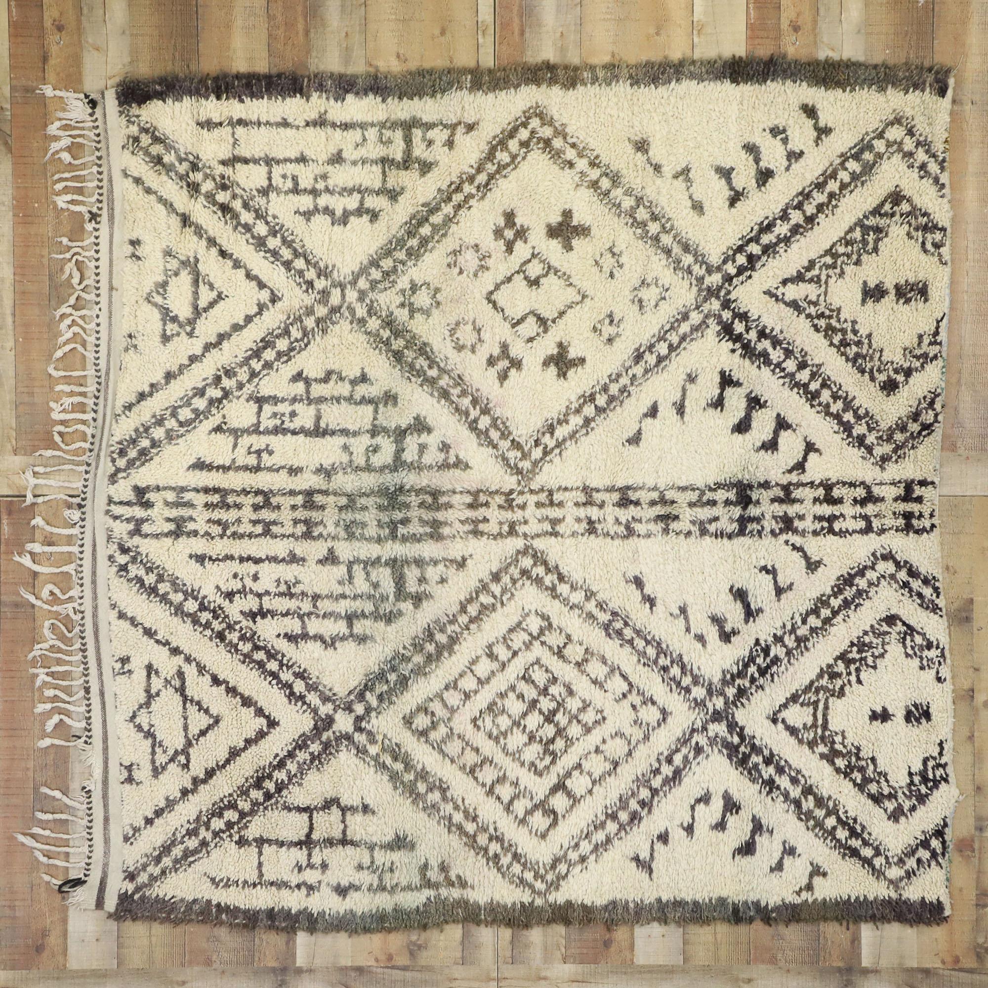 Vintage Beni M'Guild Marokkanischer Teppich mit organischem modernem Stil:: Quadratischer Marokkanischer Teppich im Angebot 1