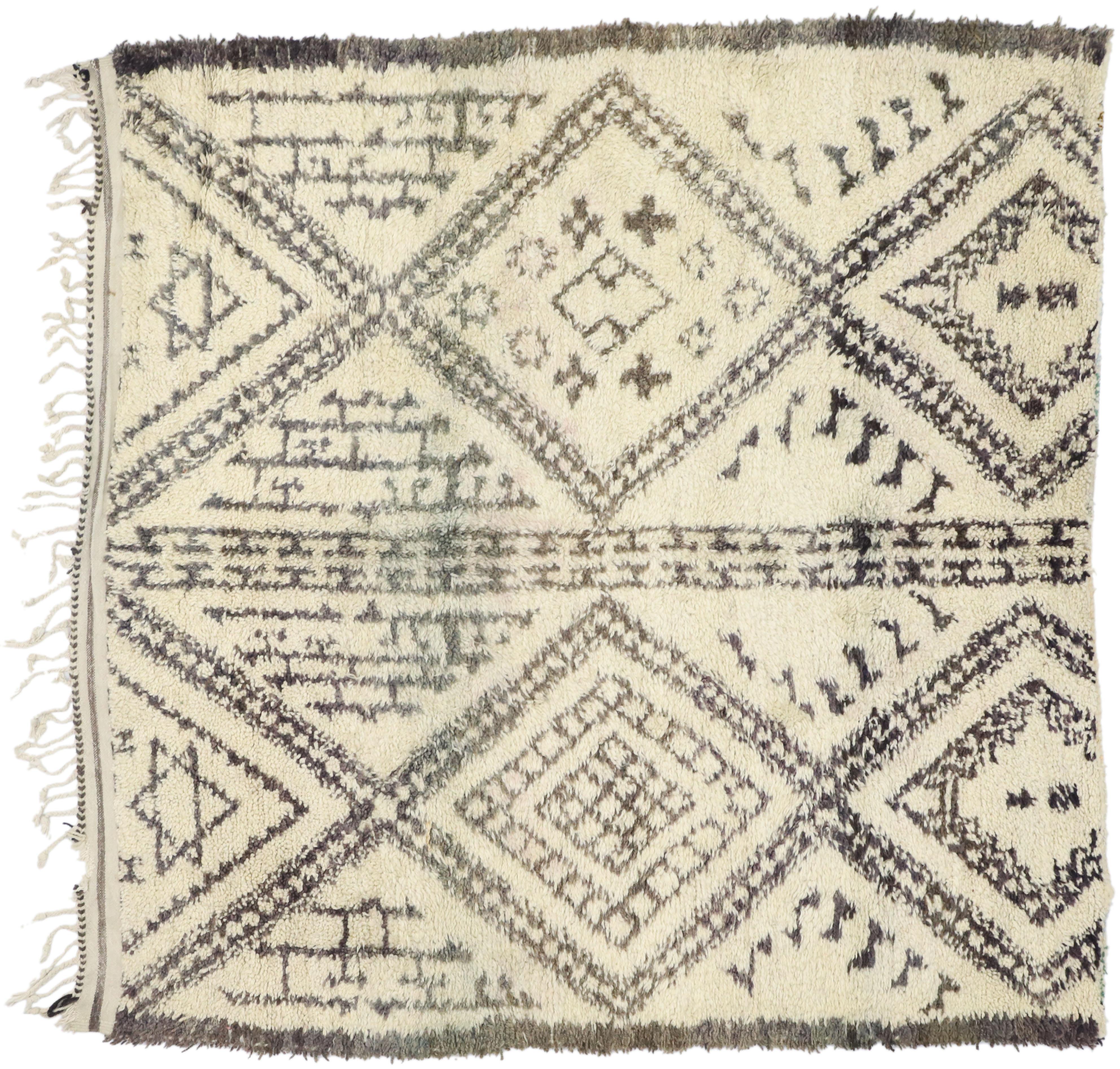 Vintage Beni M'Guild Marokkanischer Teppich mit organischem modernem Stil:: Quadratischer Marokkanischer Teppich im Angebot 2