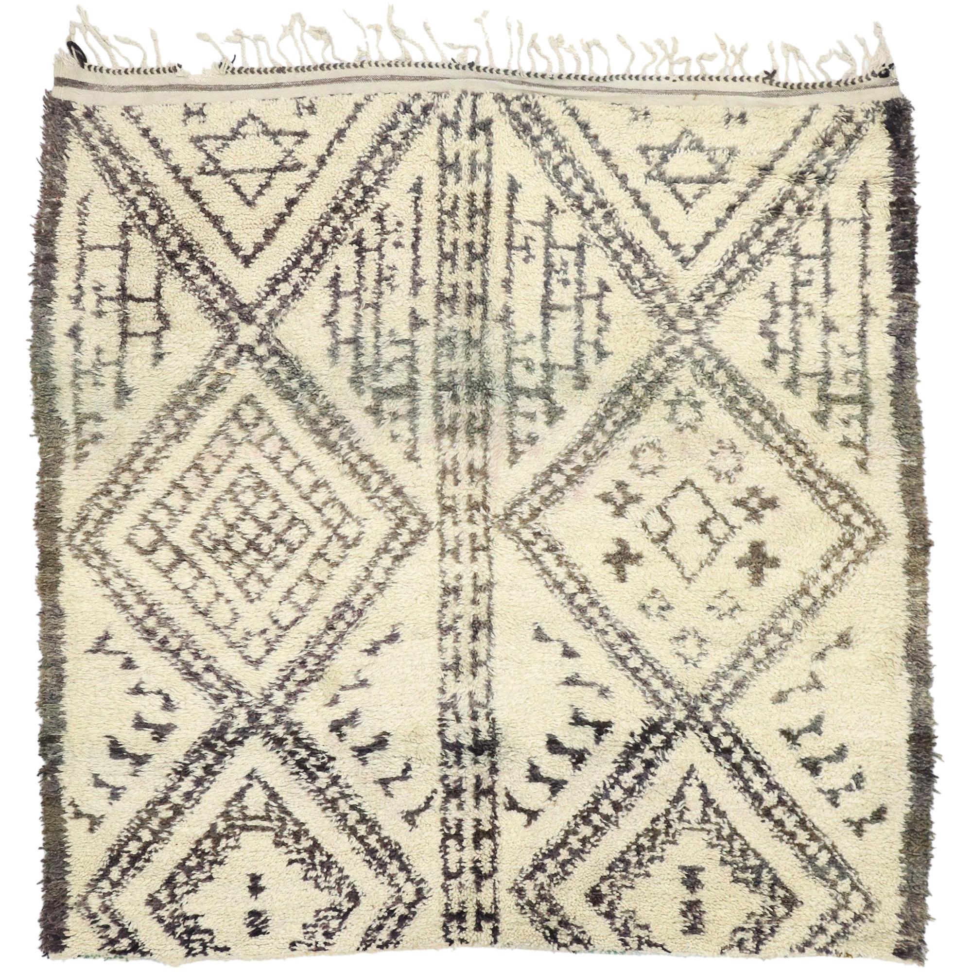 Vintage Beni M'Guild Marokkanischer Teppich mit organischem modernem Stil:: Quadratischer Marokkanischer Teppich im Angebot