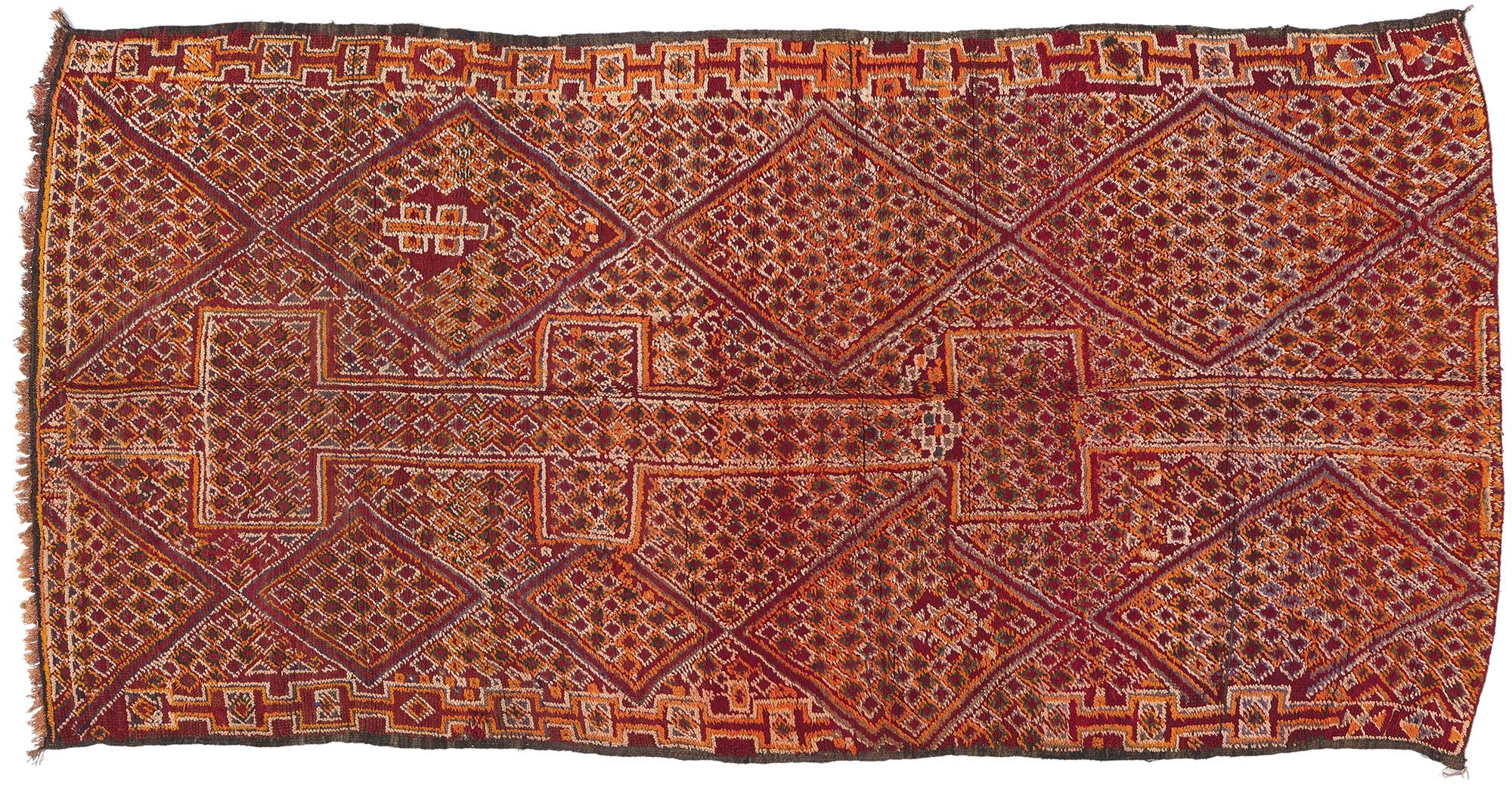 Marokkanischer Beni MGuild-Teppich im Vintage-Stil, Irresistibly Chic Meets Sophisticated Boho im Angebot 3