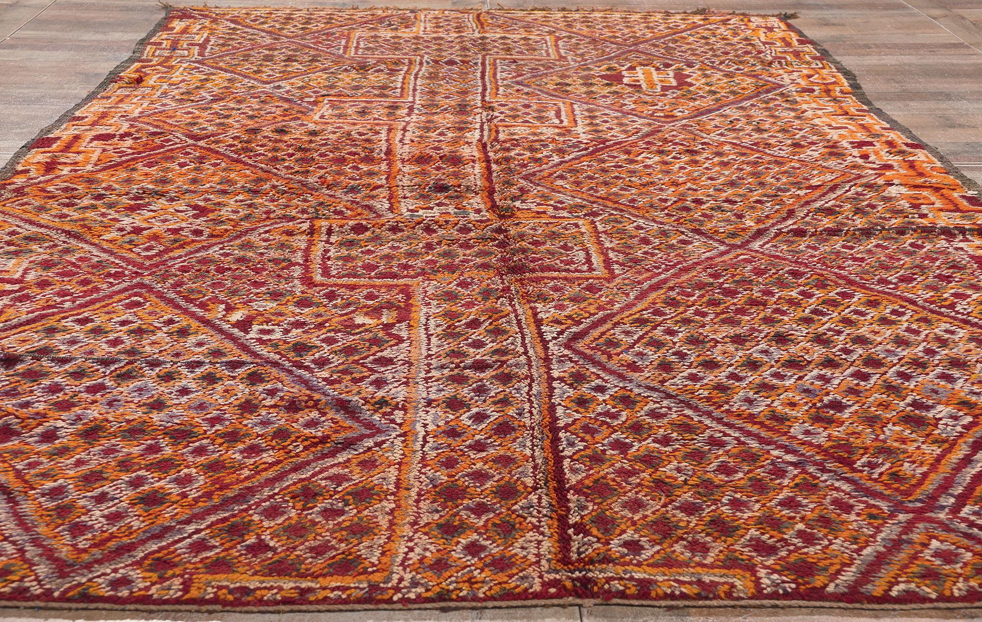 Marokkanischer Beni MGuild-Teppich im Vintage-Stil, Irresistibly Chic Meets Sophisticated Boho im Angebot 1