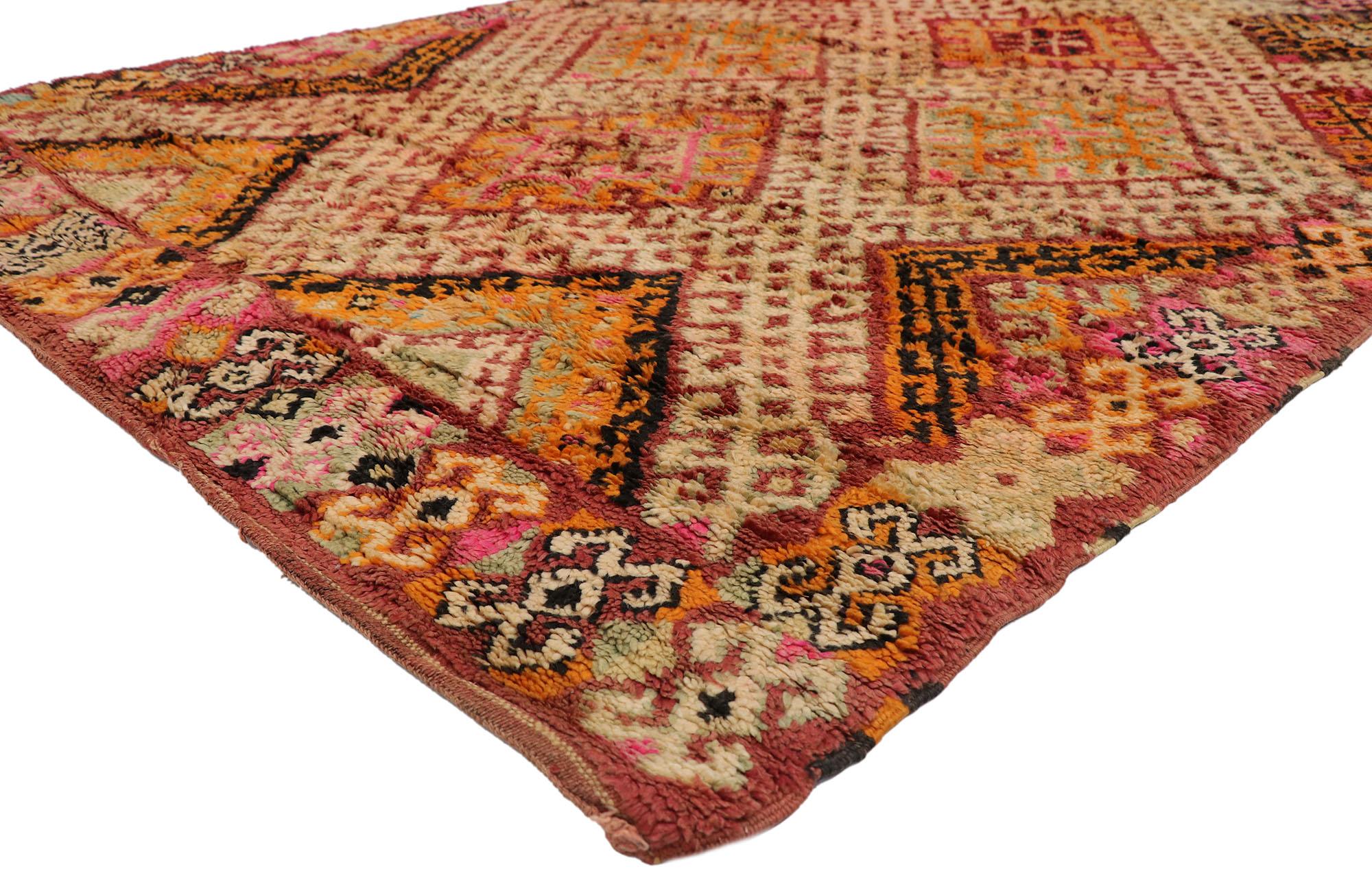 21522 Tapis marocain Vintage Beni MGuild, 06'03 x 09'04.
Ce tapis marocain vintage Beni MGuild en laine nouée à la main allie modernité du milieu du siècle et confort nomade. Le design géométrique et les teintes terreuses audacieuses de cette pièce