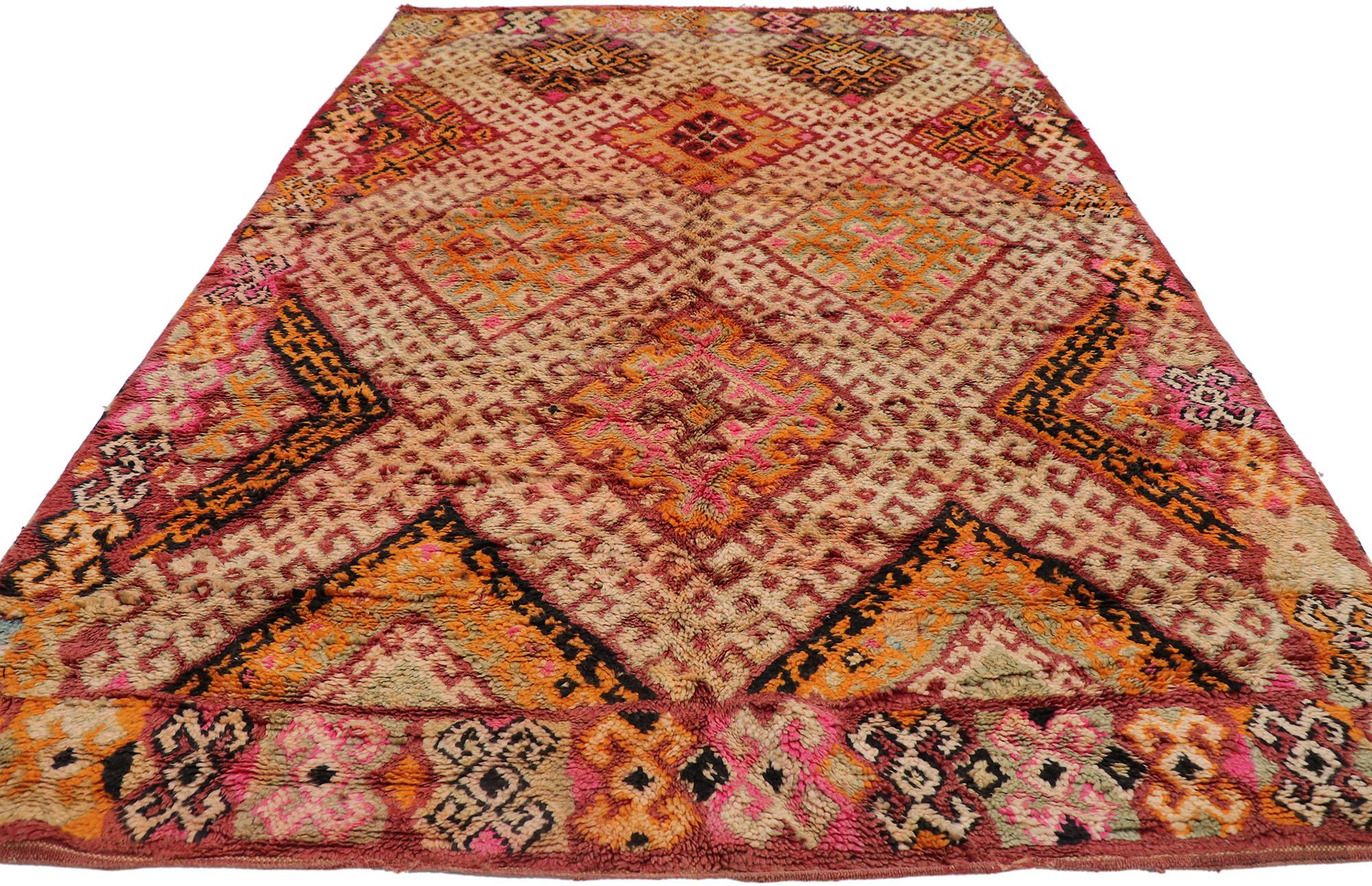Marokkanischer Beni MGuild-Teppich im Vintage-Stil, Midcentury Modern Meets Bohemian (Böhmisch) im Angebot