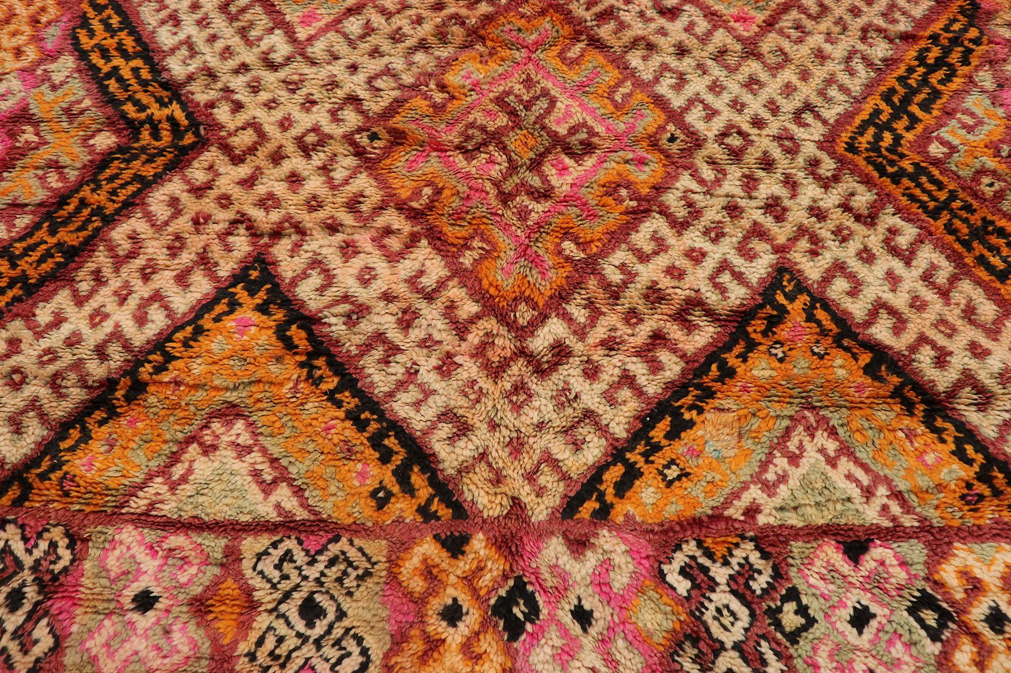 Marokkanischer Beni MGuild-Teppich im Vintage-Stil, Midcentury Modern Meets Bohemian (Handgeknüpft) im Angebot