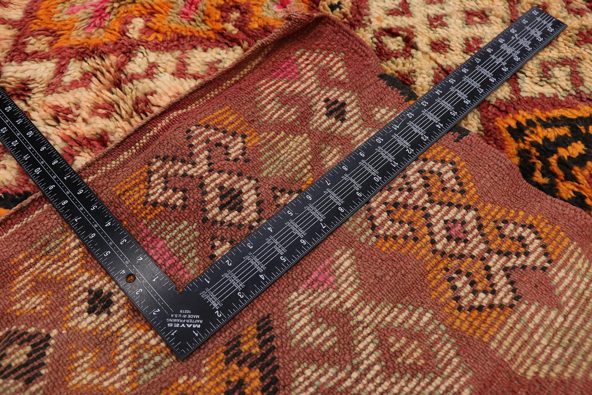 Marokkanischer Beni MGuild-Teppich im Vintage-Stil, Midcentury Modern Meets Bohemian im Zustand „Gut“ im Angebot in Dallas, TX