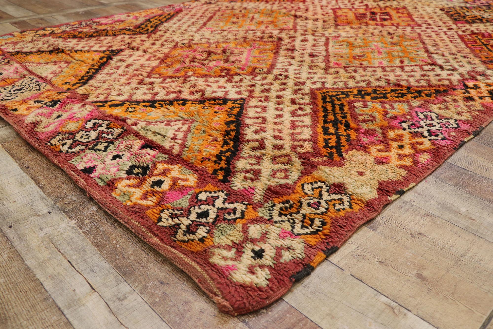 Marokkanischer Beni MGuild-Teppich im Vintage-Stil, Midcentury Modern Meets Bohemian (20. Jahrhundert) im Angebot