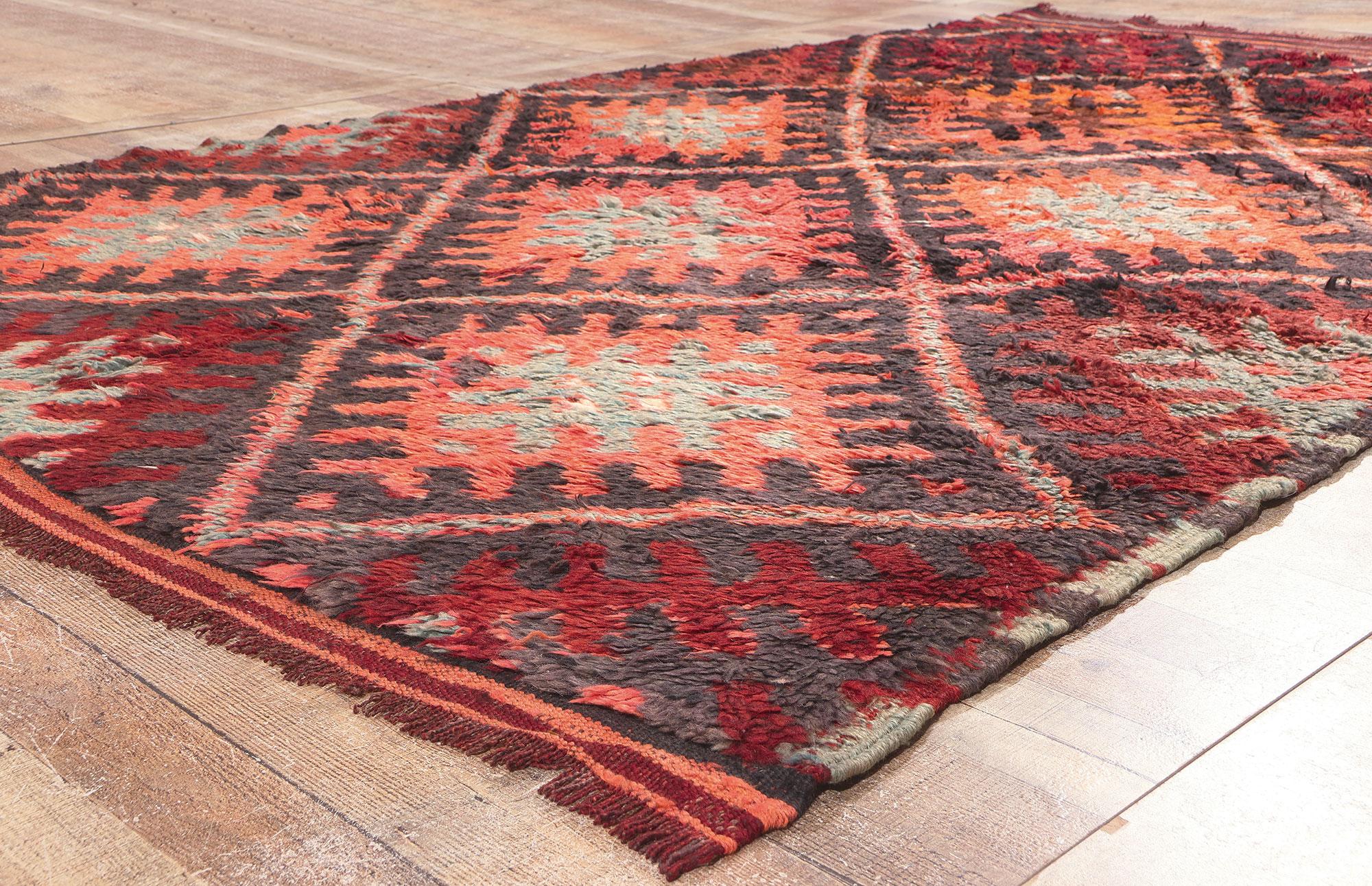 20ième siècle Tapis marocain Beni MGuild, mi-siècle moderne rencontre l'enchantement tribal en vente