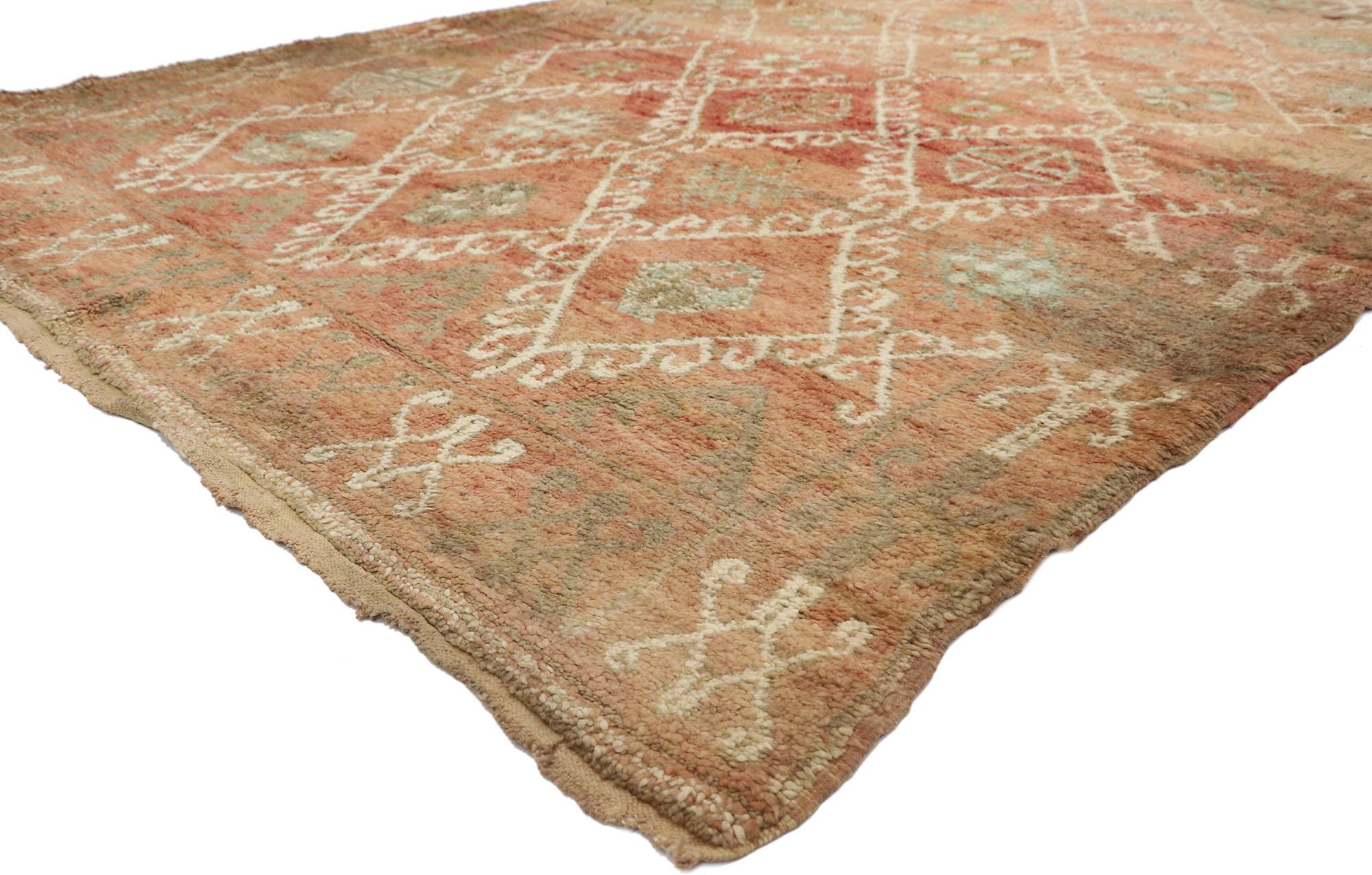 21246 Marokkanischer Berberteppich Vintage, 06'03 x 09'03.
Dieser handgeknüpfte marokkanische Teppich aus Wolle im Vintage-Stil strahlt rustikale Sensibilität und raue Schönheit aus und schafft eine unnachahmliche Wärme und ein beruhigendes