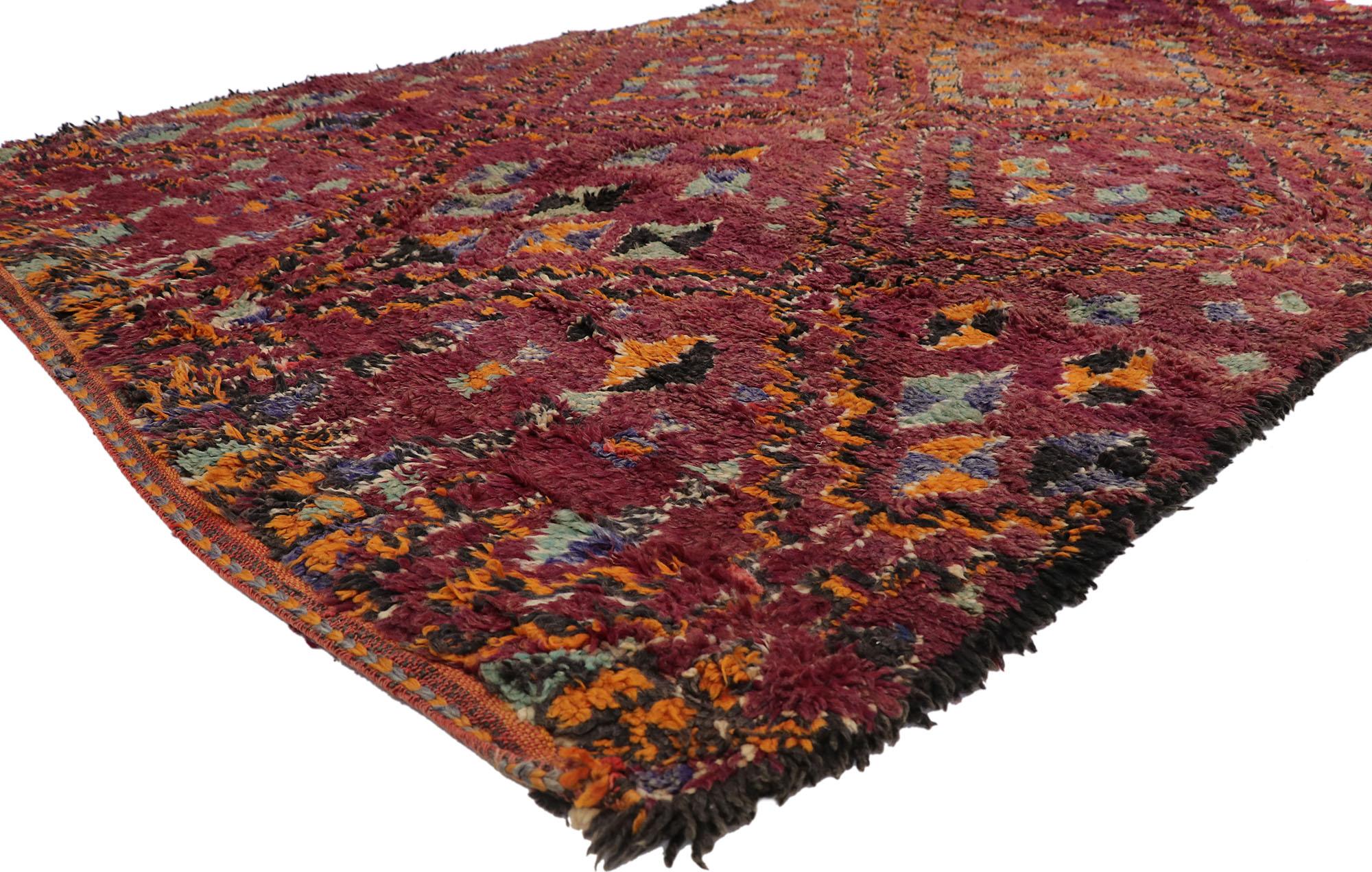 21244 Vintage Beni MGuild Marokkanischer Teppich, 06'03 x 11'00.
Dieser handgeknüpfte marokkanische Berberteppich aus Wolle mit seinem kühnen, ausdrucksstarken Design, seinen unglaublichen Details und seiner Textur ist eine fesselnde Vision von