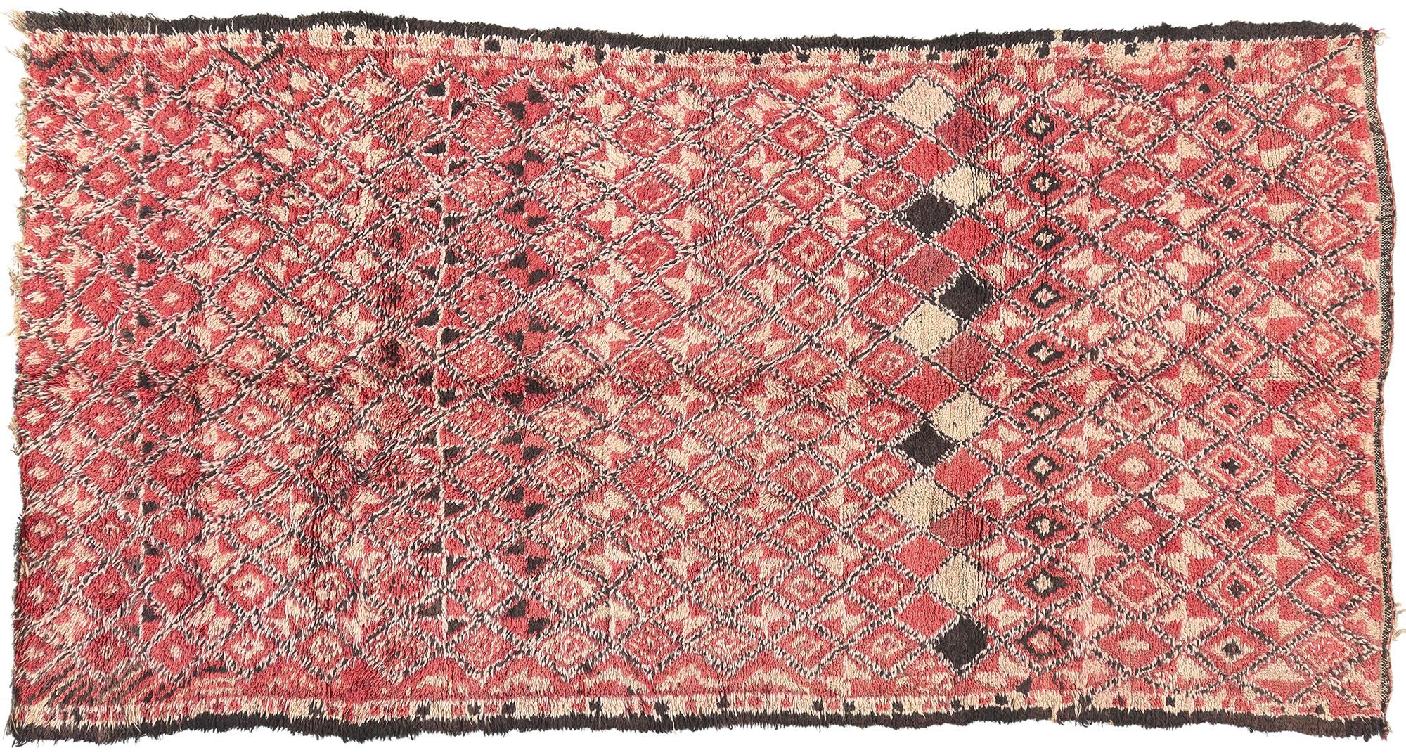 Marokkanischer Beni MGuild-Teppich im Vintage-Stil, Nomadic Charm Meets, Mitte des Jahrhunderts im Angebot 3