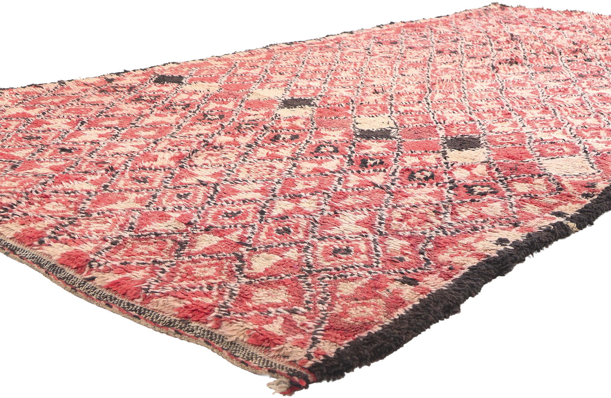 21243 Vintage Rot Beni MGuild Marokkanischer Teppich, 05'04 x 10'05. Dieser handgeknüpfte marokkanische Beni Mguild-Teppich aus Wolle, der in das mystische Erbe des Berberhandwerks eintaucht, ist eine faszinierende Verschmelzung von Midcentury- und