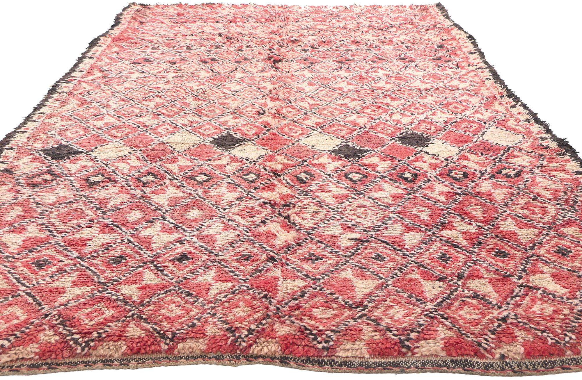 Marokkanischer Beni MGuild-Teppich im Vintage-Stil, Nomadic Charm Meets, Mitte des Jahrhunderts (Moderne der Mitte des Jahrhunderts) im Angebot