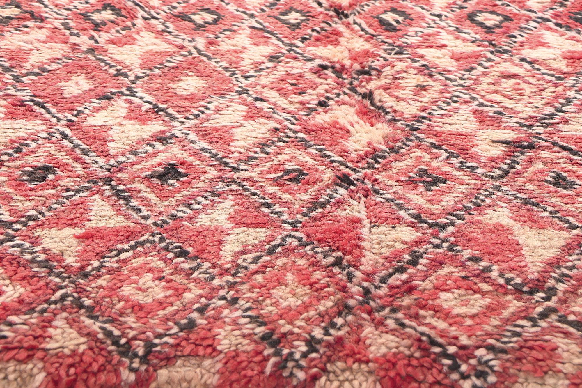 Marokkanischer Beni MGuild-Teppich im Vintage-Stil, Nomadic Charm Meets, Mitte des Jahrhunderts im Zustand „Gut“ im Angebot in Dallas, TX