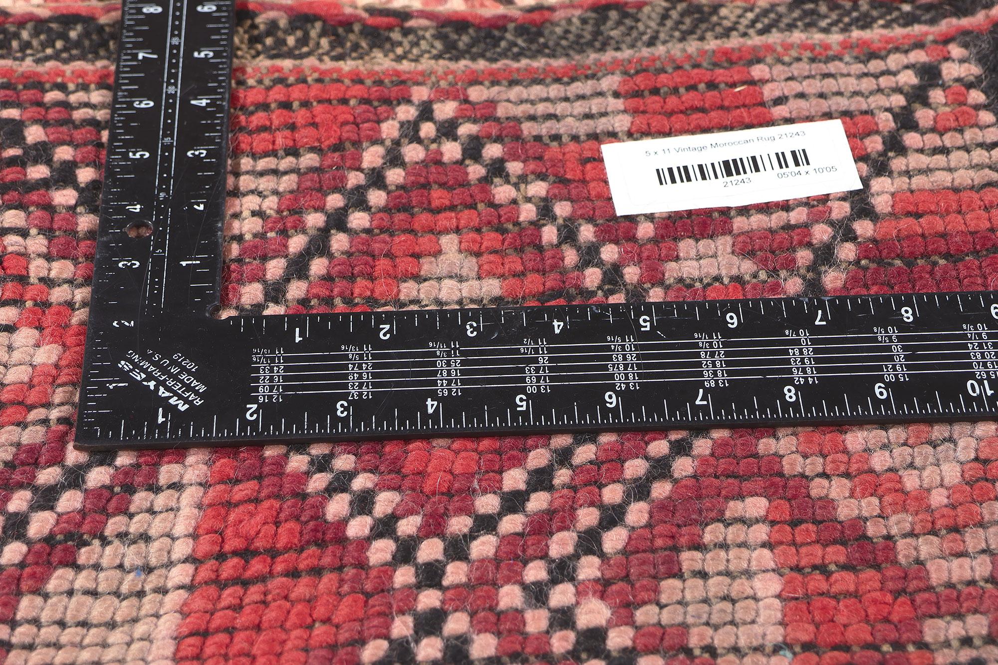 Marokkanischer Beni MGuild-Teppich im Vintage-Stil, Nomadic Charm Meets, Mitte des Jahrhunderts (20. Jahrhundert) im Angebot