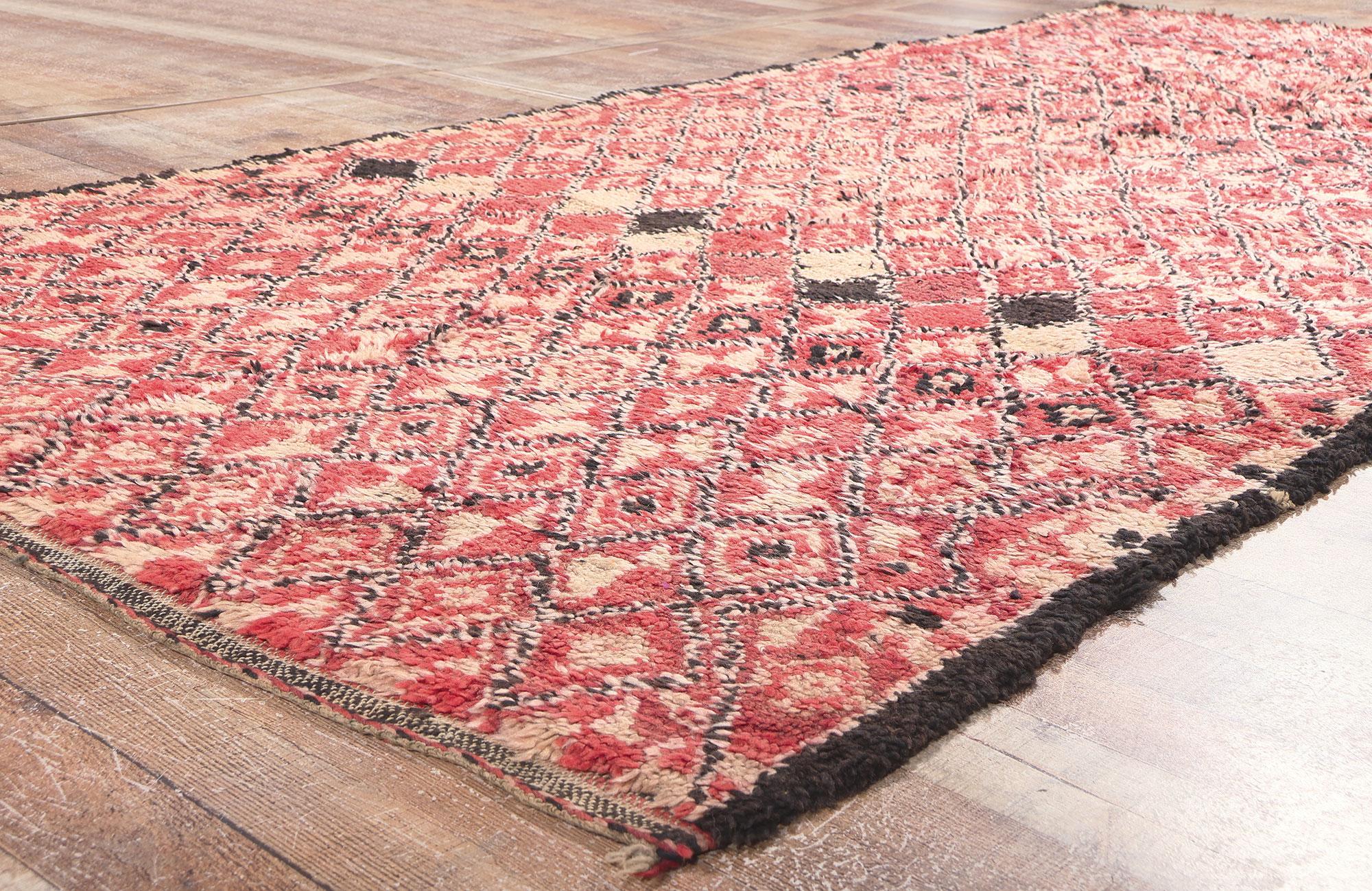 Marokkanischer Beni MGuild-Teppich im Vintage-Stil, Nomadic Charm Meets, Mitte des Jahrhunderts (Wolle) im Angebot