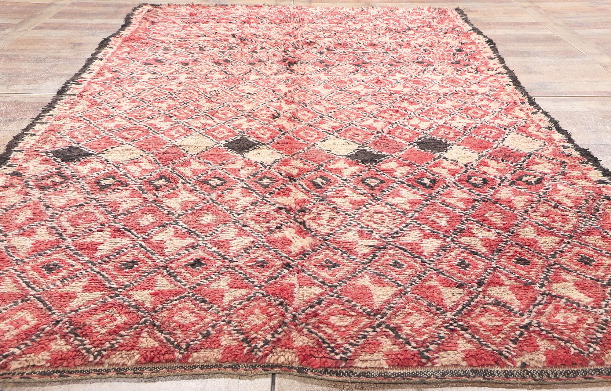 Marokkanischer Beni MGuild-Teppich im Vintage-Stil, Nomadic Charm Meets, Mitte des Jahrhunderts im Angebot 1